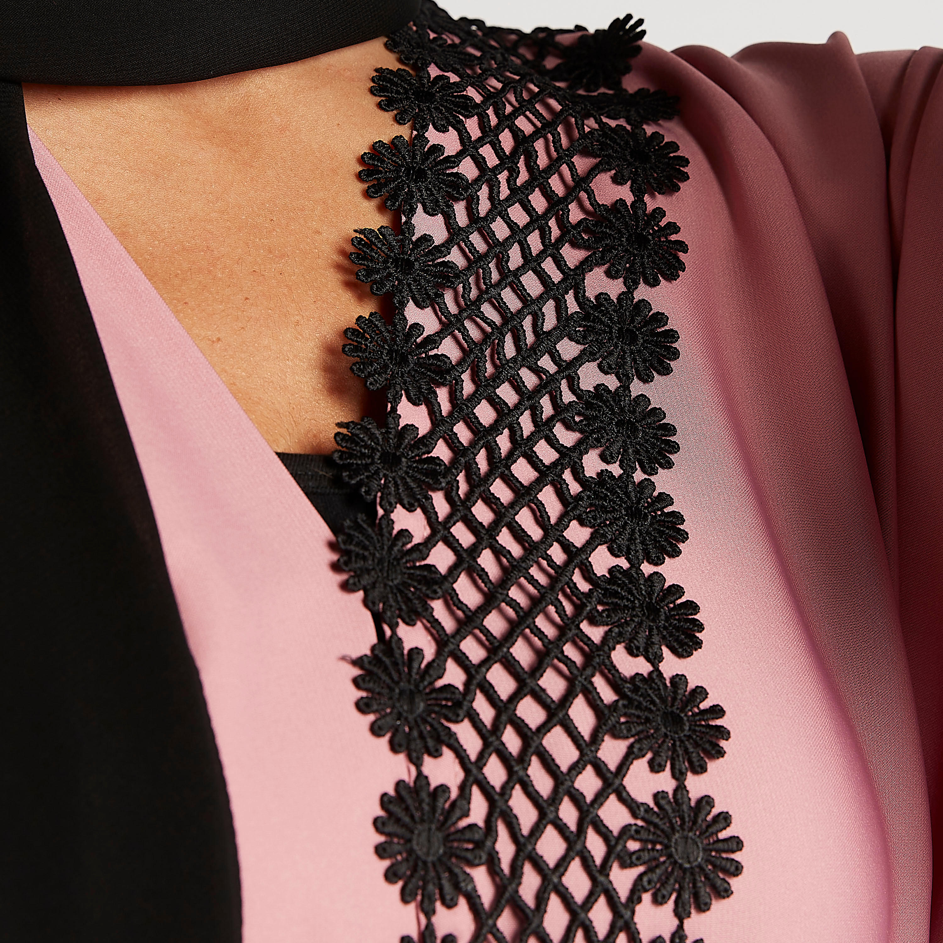 عباية مزينة بالدانتيل مع ياقة على شكل V وحزام رباط-women-arabicclothing-abayas-image-6