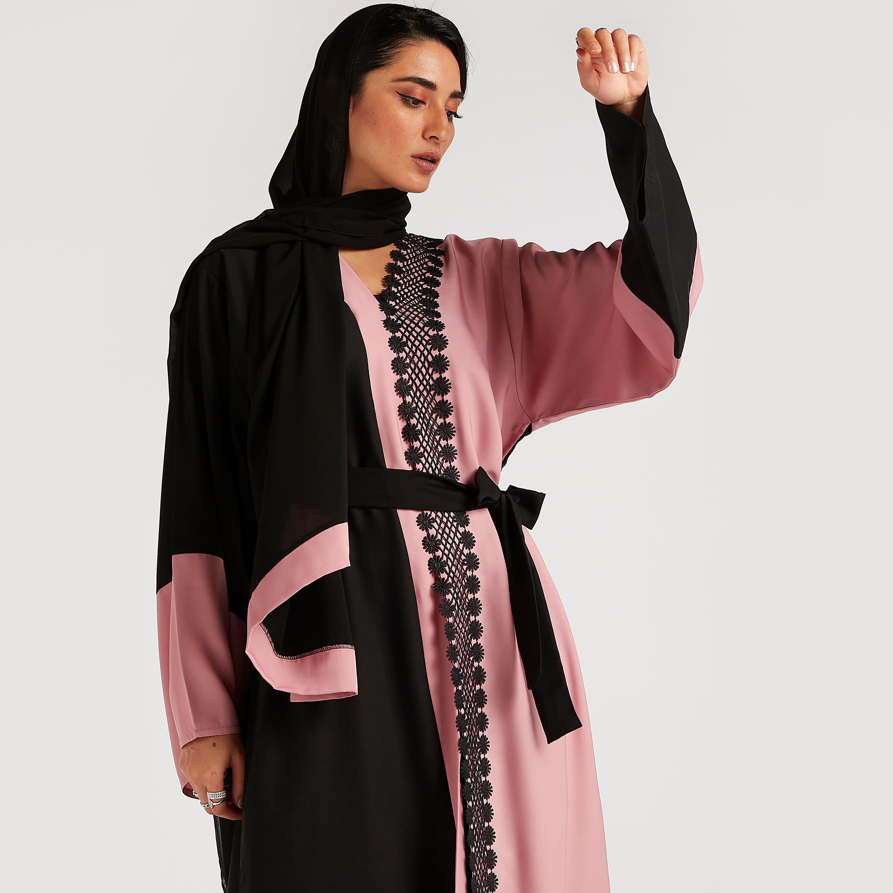 عباية مزينة بالدانتيل مع ياقة على شكل V وحزام رباط-women-arabicclothing-abayas-image-7