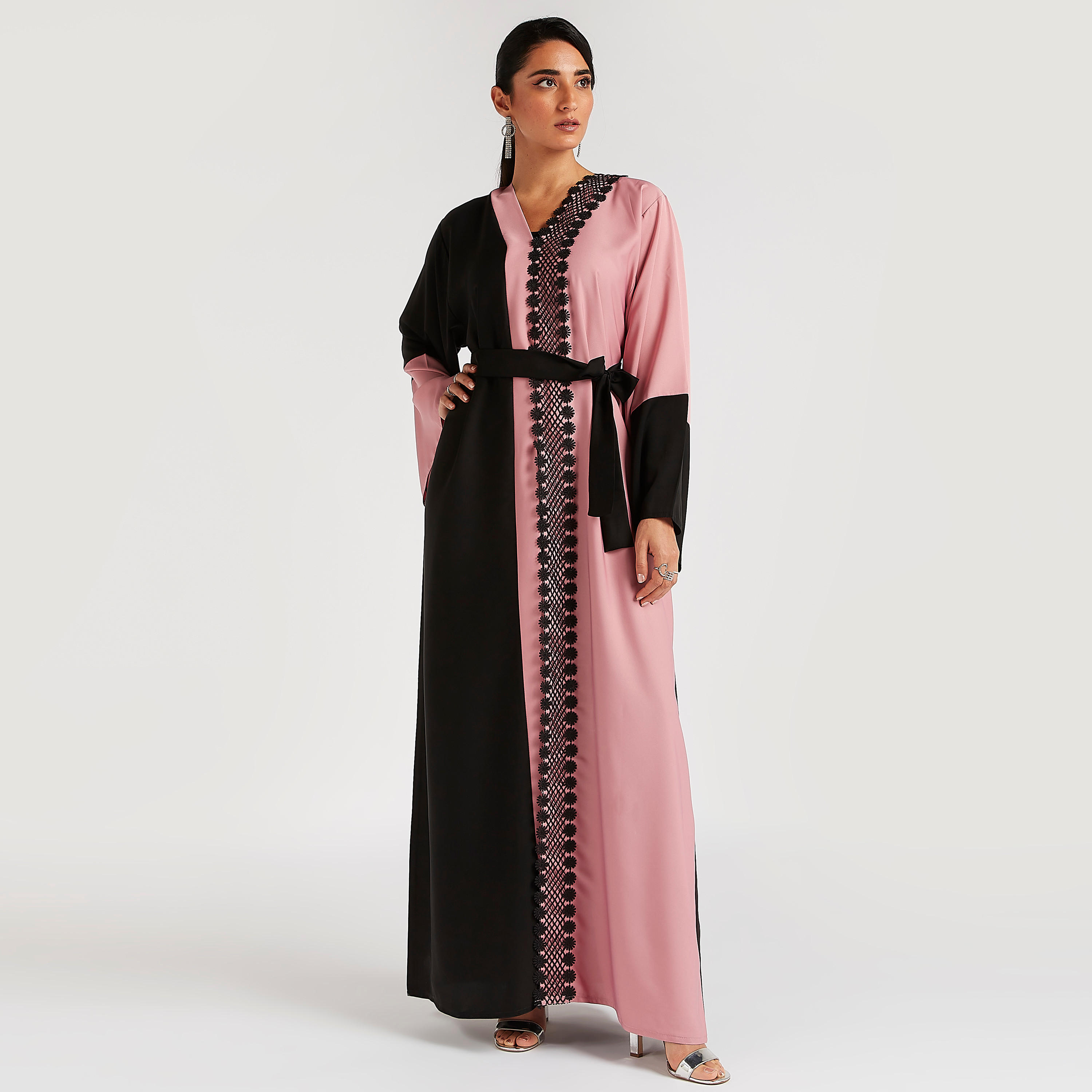 عباية مزينة بالدانتيل مع ياقة على شكل V وحزام رباط-women-arabicclothing-abayas-image-8