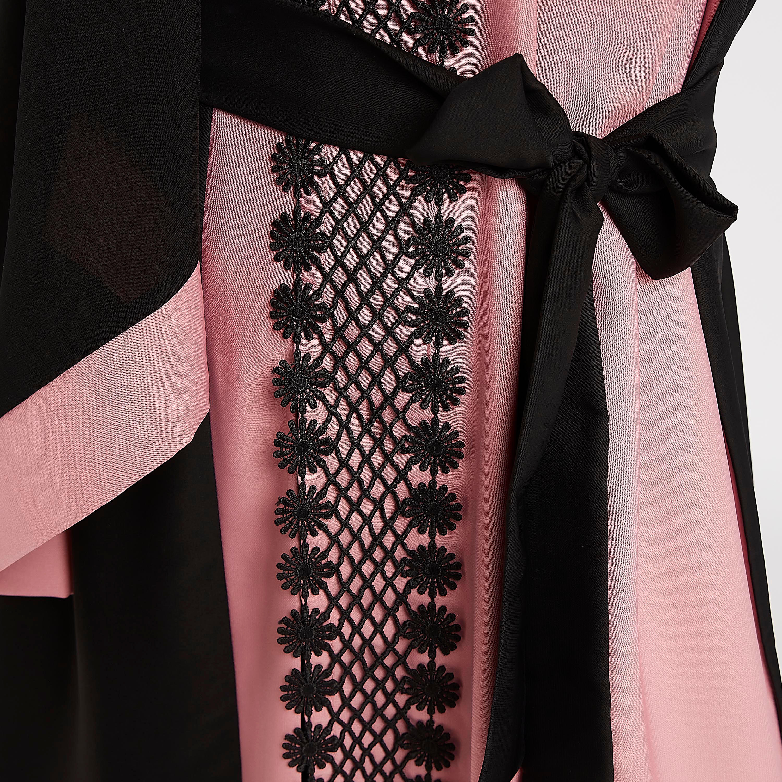 عباية مزينة بالدانتيل مع ياقة على شكل V وحزام رباط-women-arabicclothing-abayas-image-9