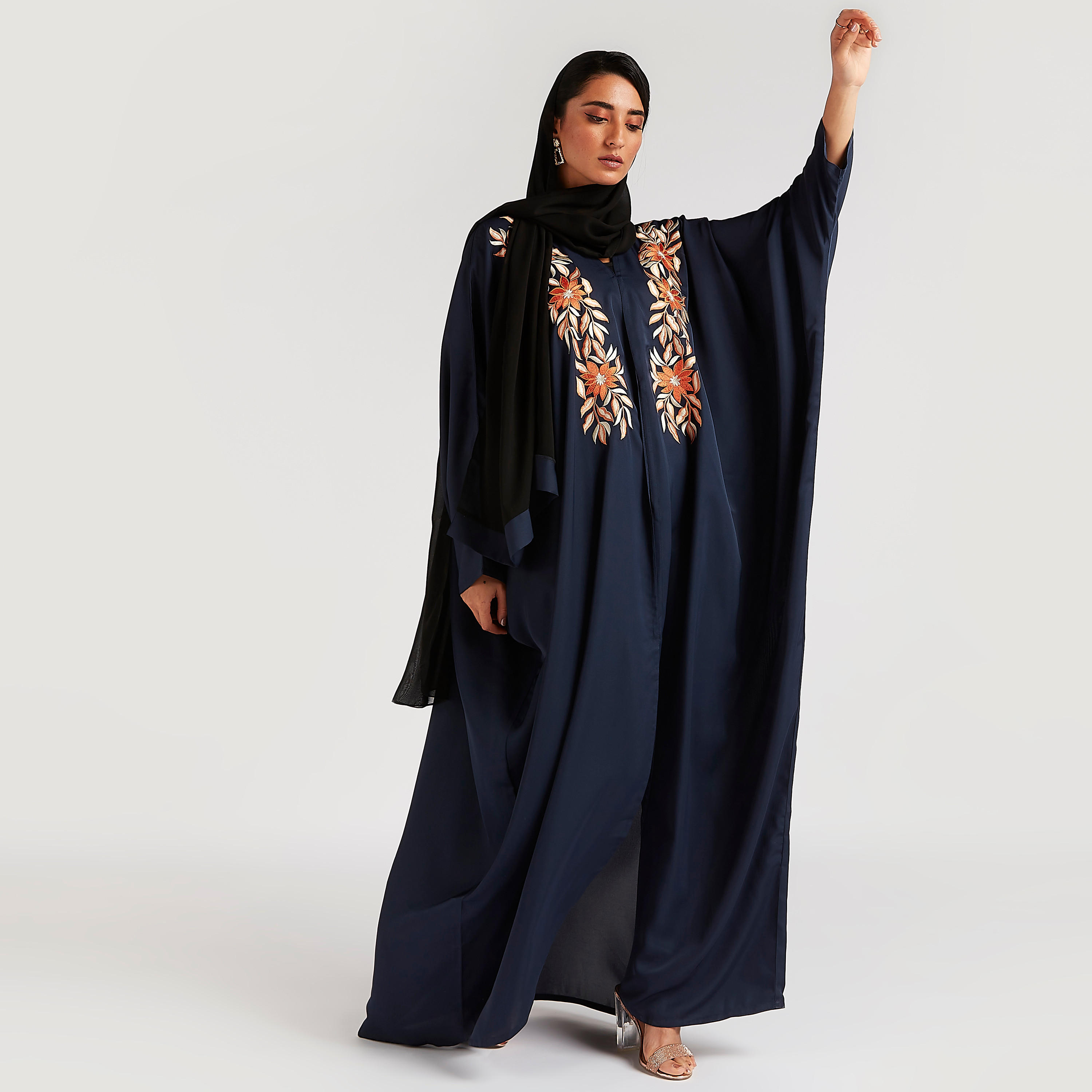 عباية إيه لاين مطرّزة بياقة v من عبايات-women-arabicclothing-abayas-image-1
