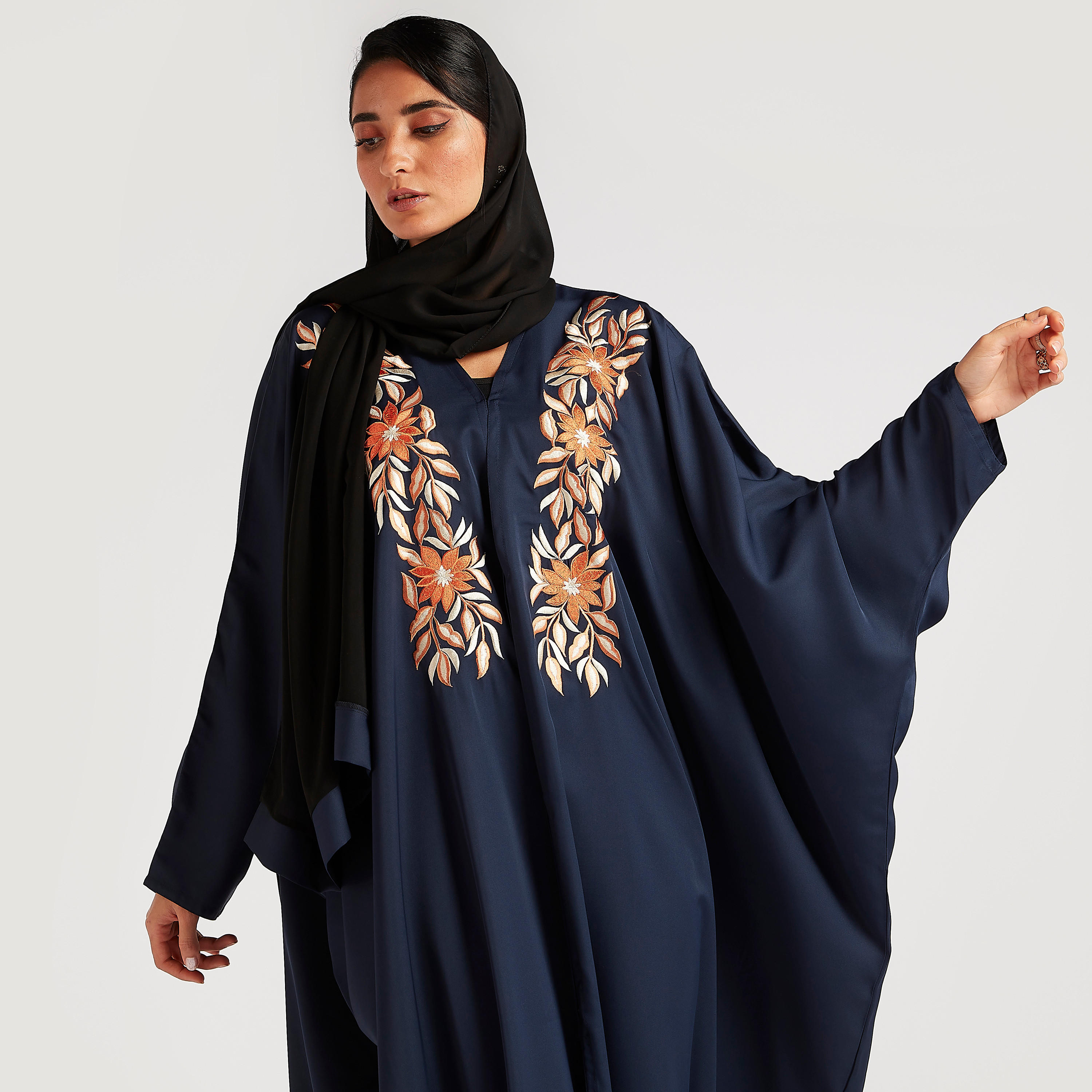 عباية إيه لاين مطرّزة بياقة v من عبايات-women-arabicclothing-abayas-image-2
