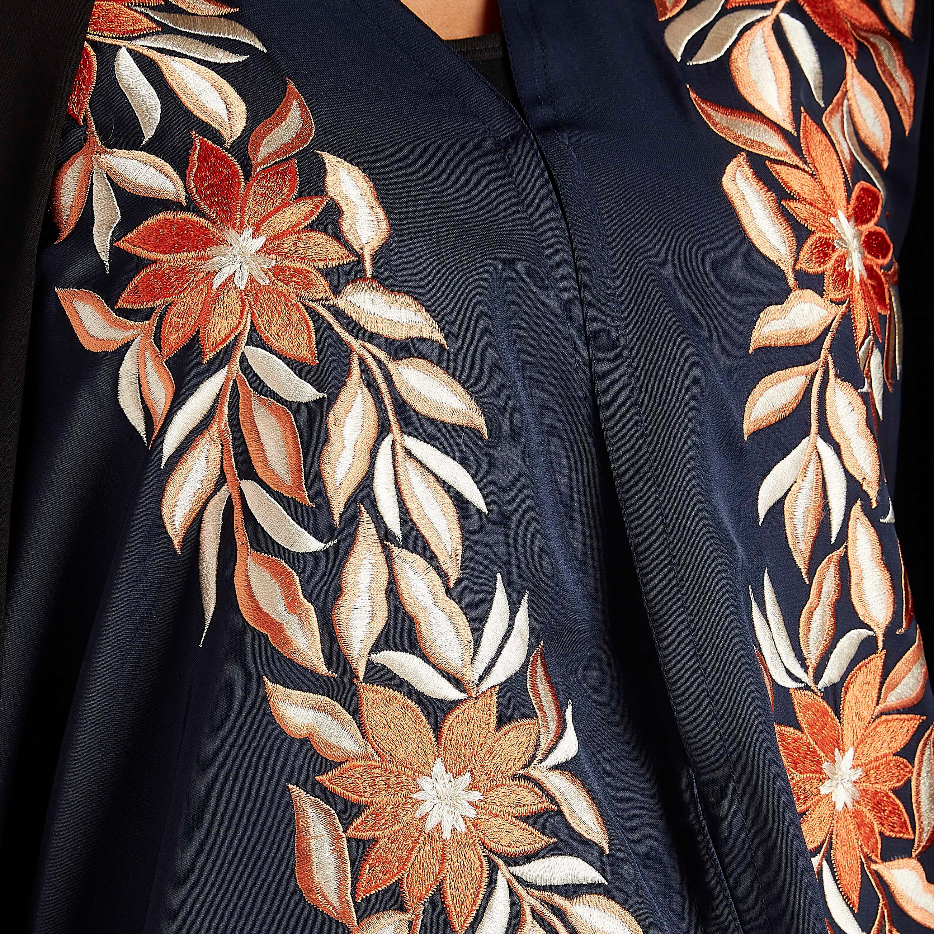 عباية إيه لاين مطرّزة بياقة v من عبايات-women-arabicclothing-abayas-image-3