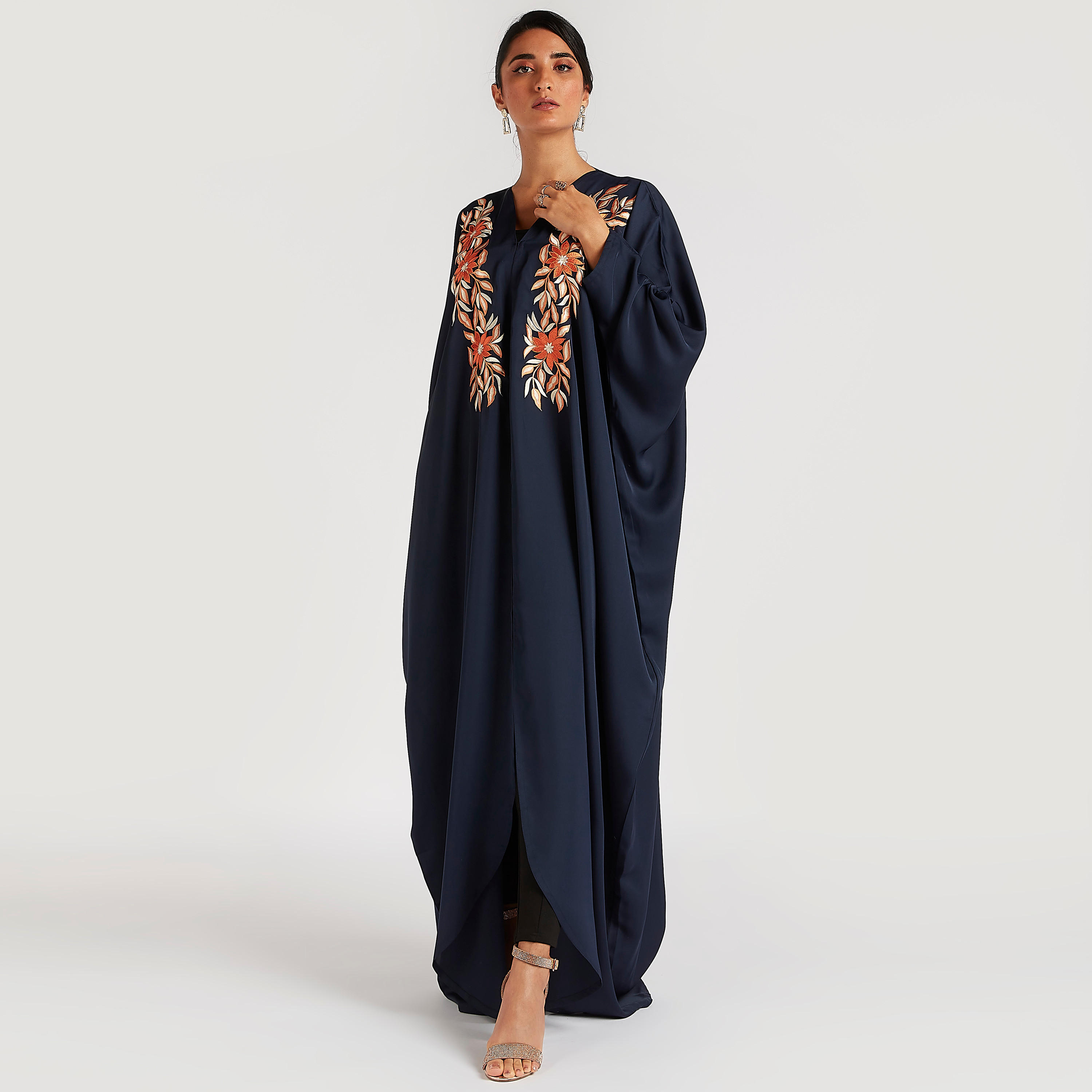 عباية إيه لاين مطرّزة بياقة v من عبايات-women-arabicclothing-abayas-image-4