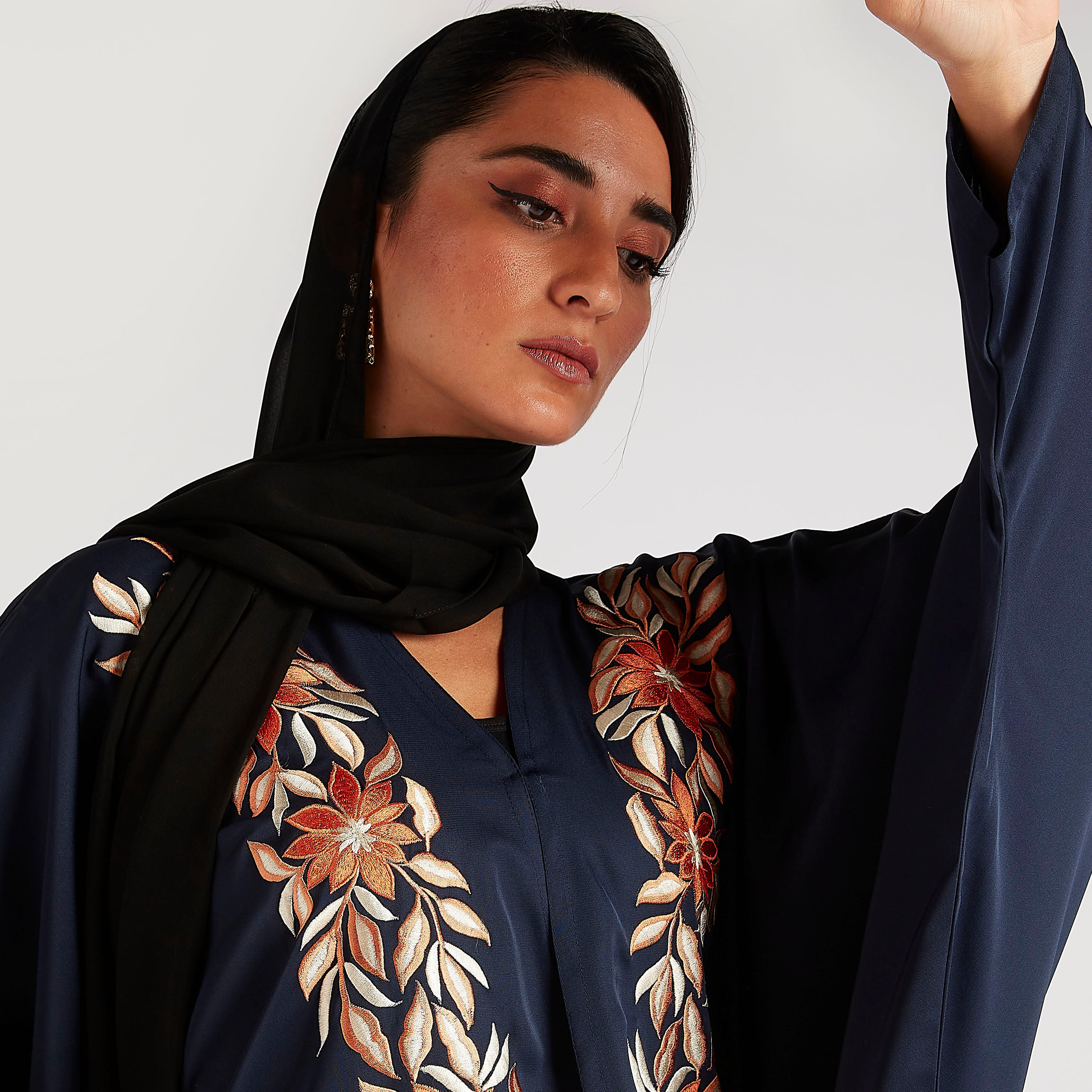 عباية إيه لاين مطرّزة بياقة v من عبايات-women-arabicclothing-abayas-image-6