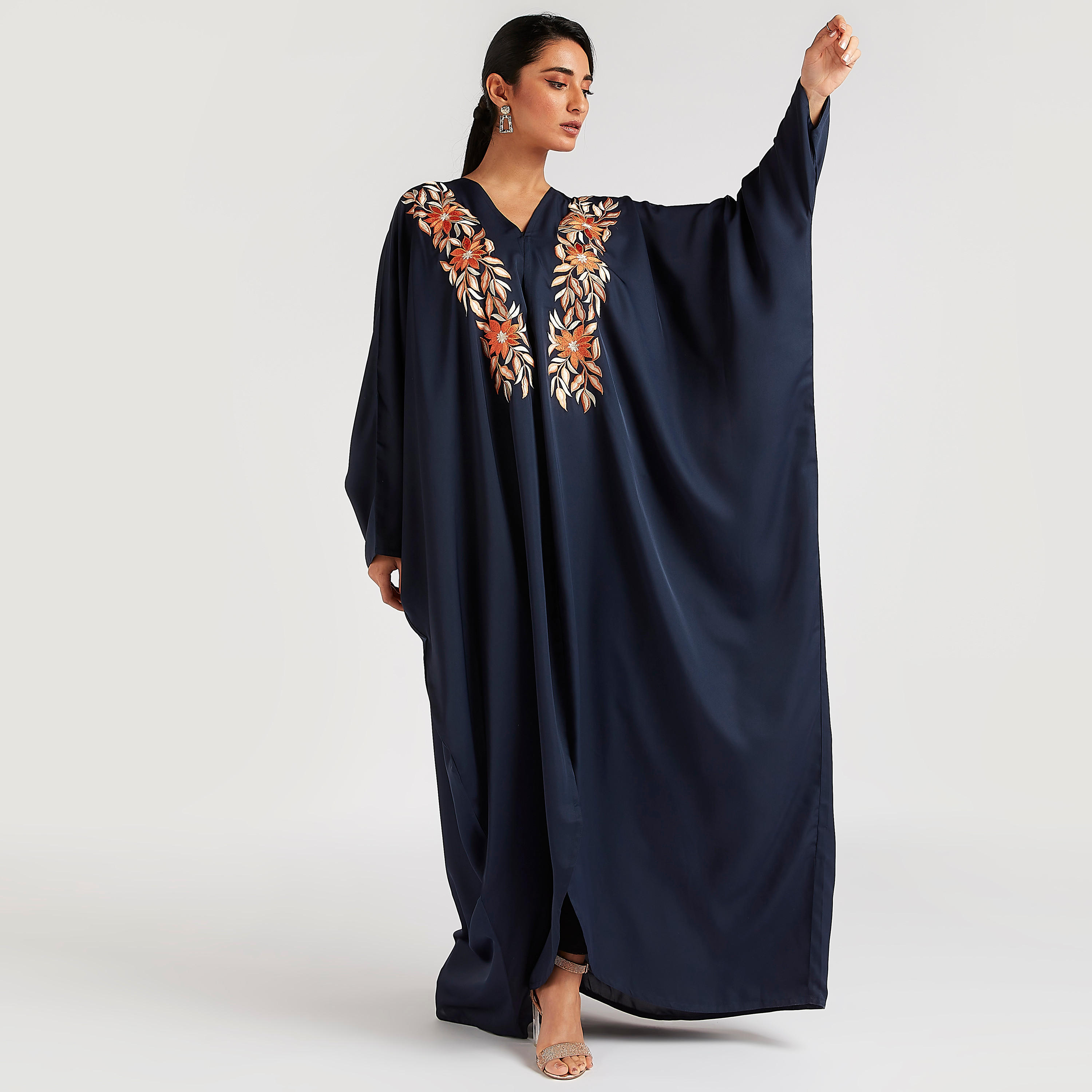 عباية إيه لاين مطرّزة بياقة v من عبايات-women-arabicclothing-abayas-image-7