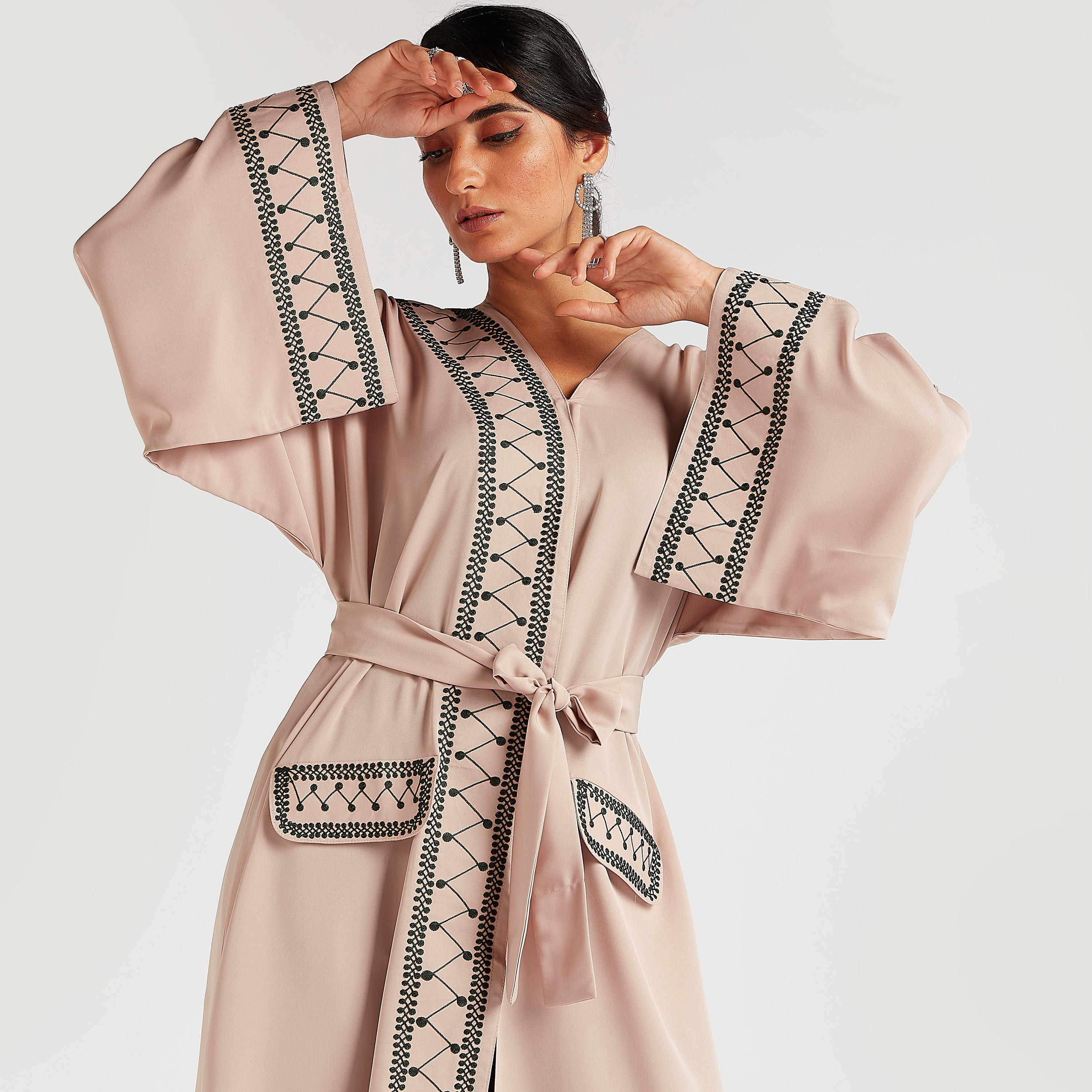 عباية مطرزة إيه لاين بحزام وجيوب بطية من عبايات-women-arabicclothing-abayas-image-2