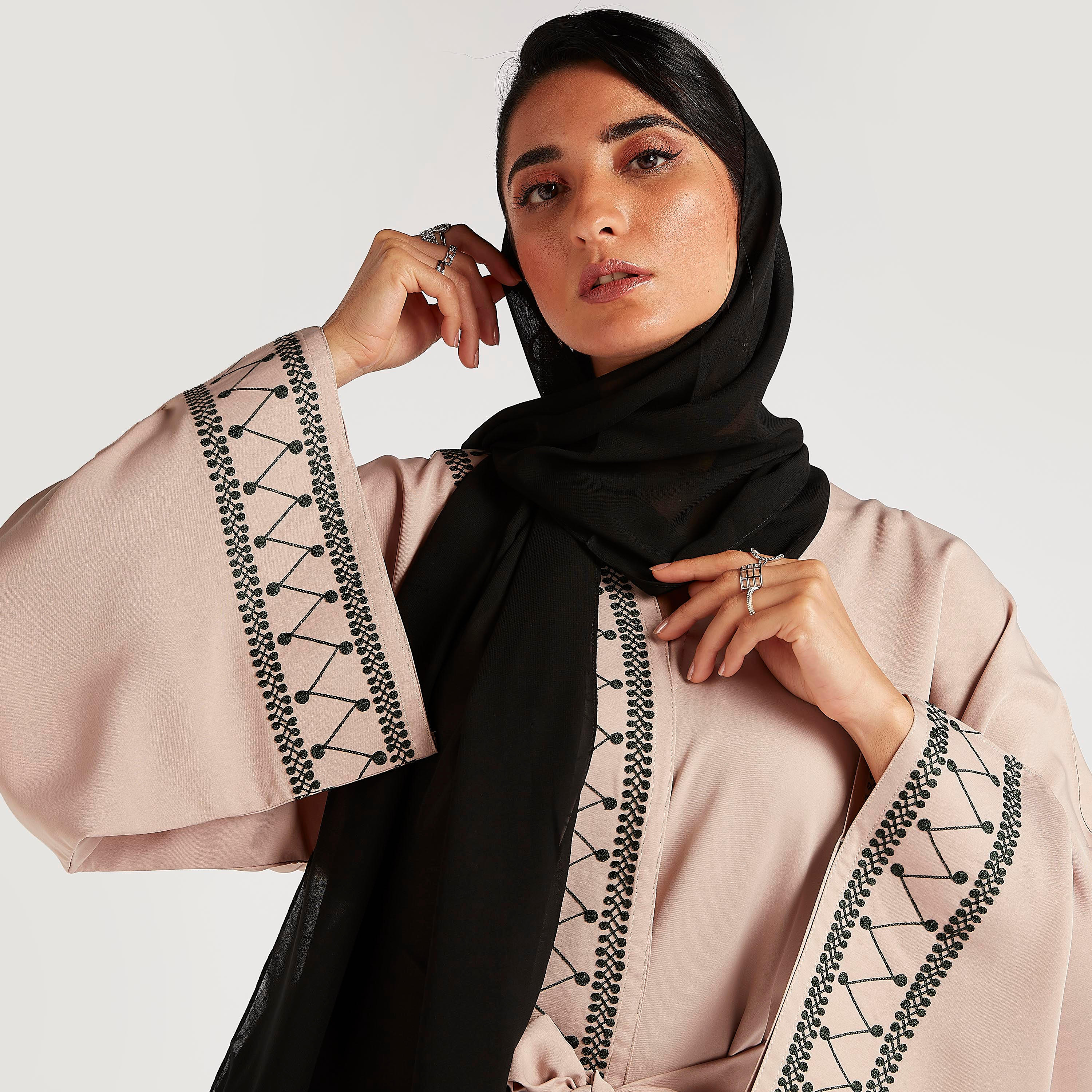 عباية مطرزة إيه لاين بحزام وجيوب بطية من عبايات-women-arabicclothing-abayas-image-3