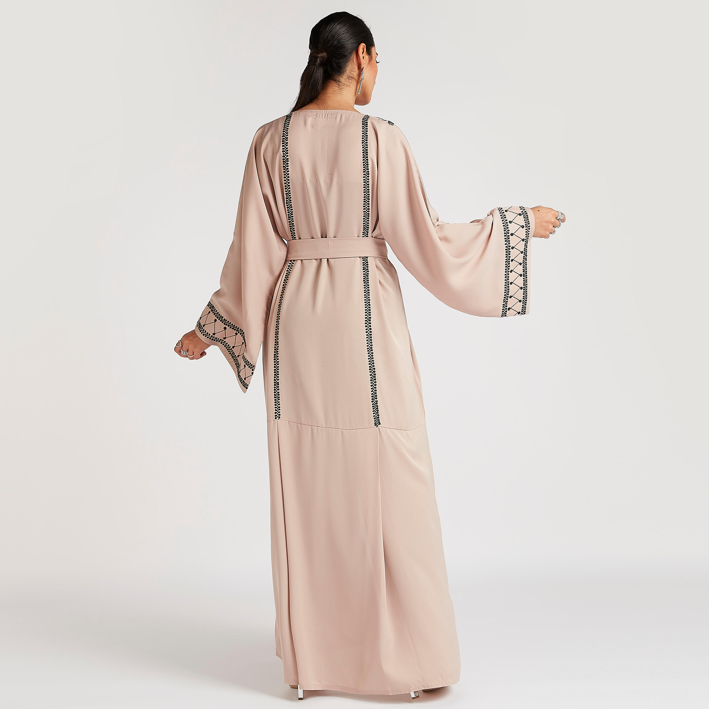 عباية مطرزة إيه لاين بحزام وجيوب بطية من عبايات-women-arabicclothing-abayas-image-5