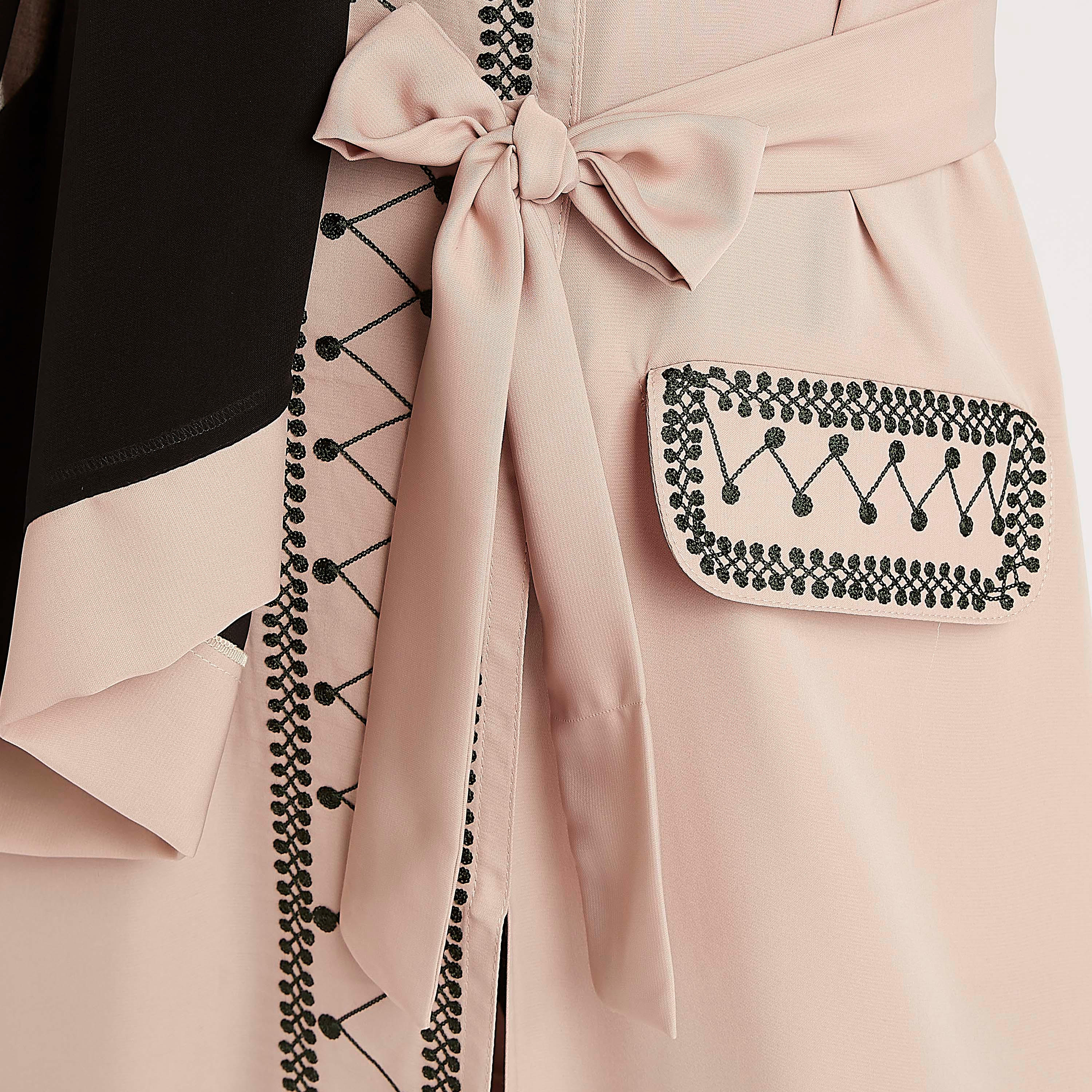 عباية مطرزة إيه لاين بحزام وجيوب بطية من عبايات-women-arabicclothing-abayas-image-6