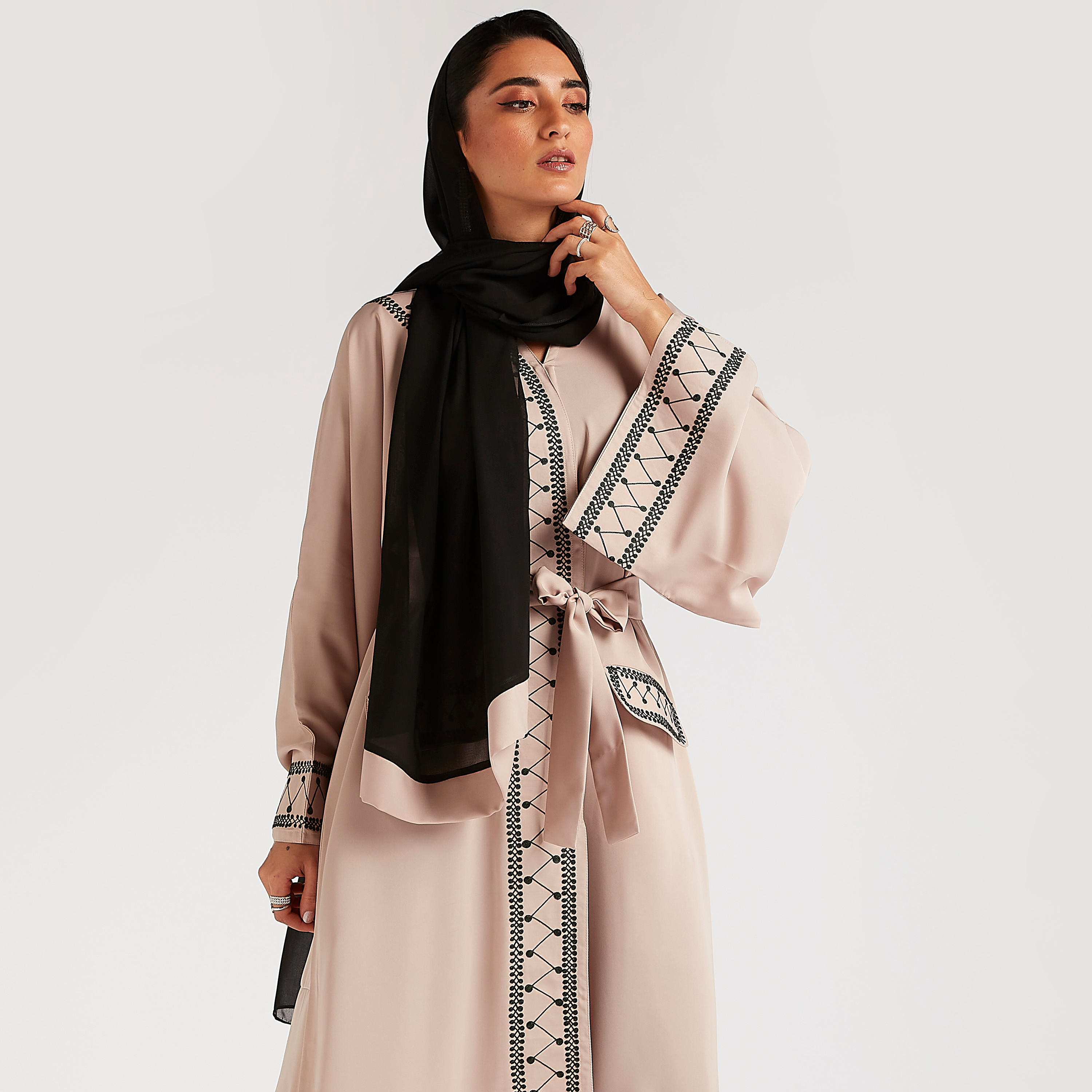 عباية مطرزة إيه لاين بحزام وجيوب بطية من عبايات-women-arabicclothing-abayas-image-7