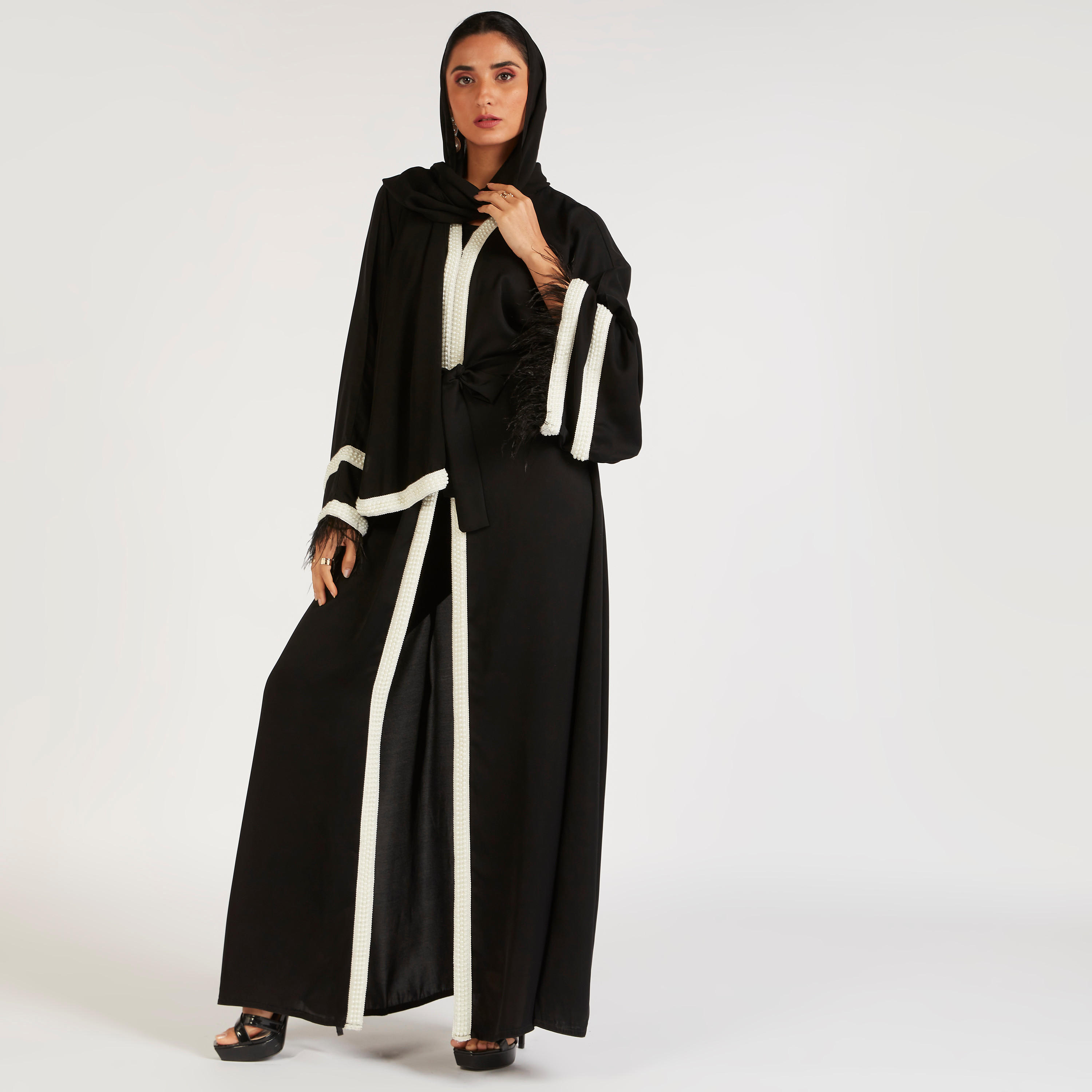 عباية إيه لاين مزيّنة بتفاصيل متباينة من عبايات-women-arabicclothing-abayas-image-1