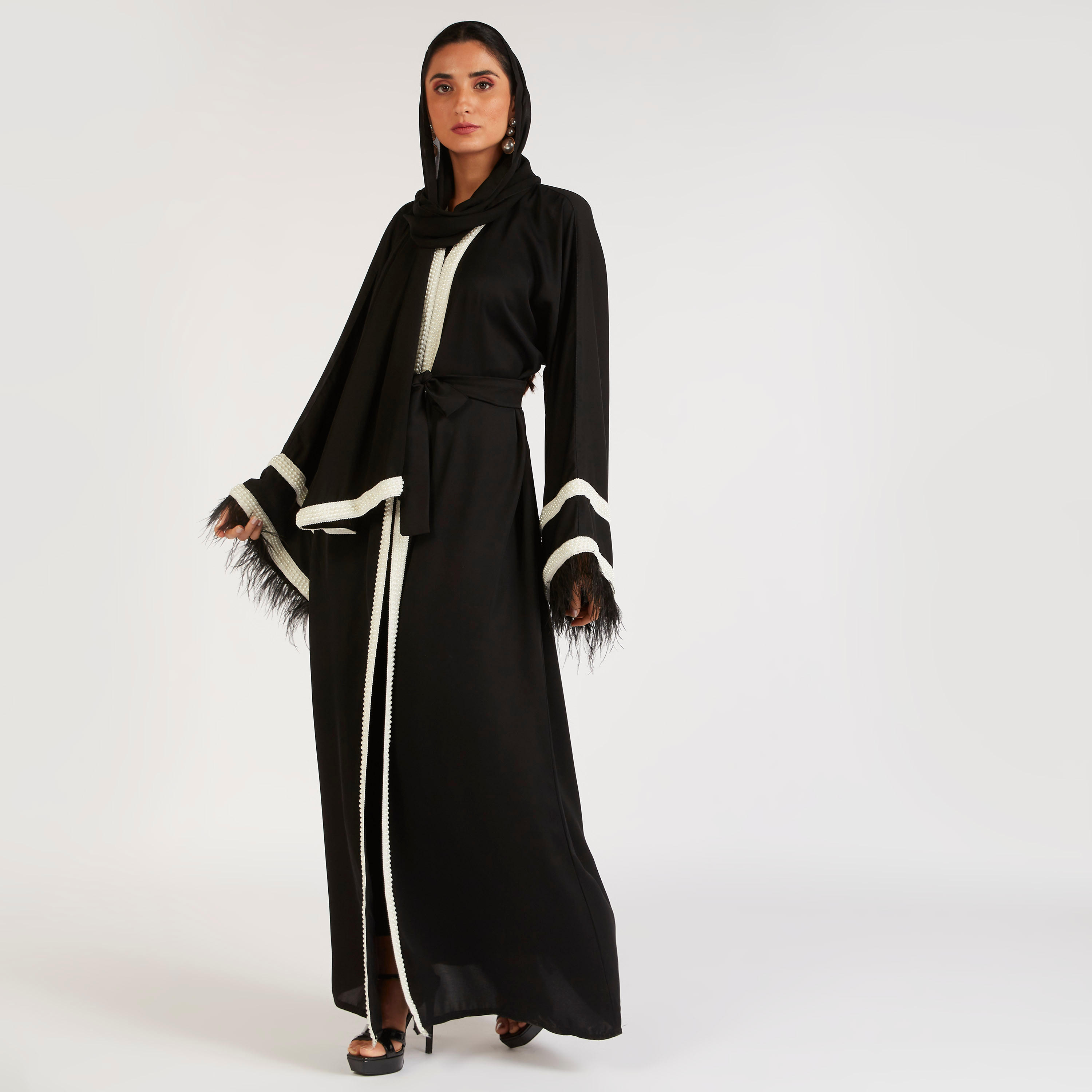 عباية إيه لاين مزيّنة بتفاصيل متباينة من عبايات-women-arabicclothing-abayas-image-2