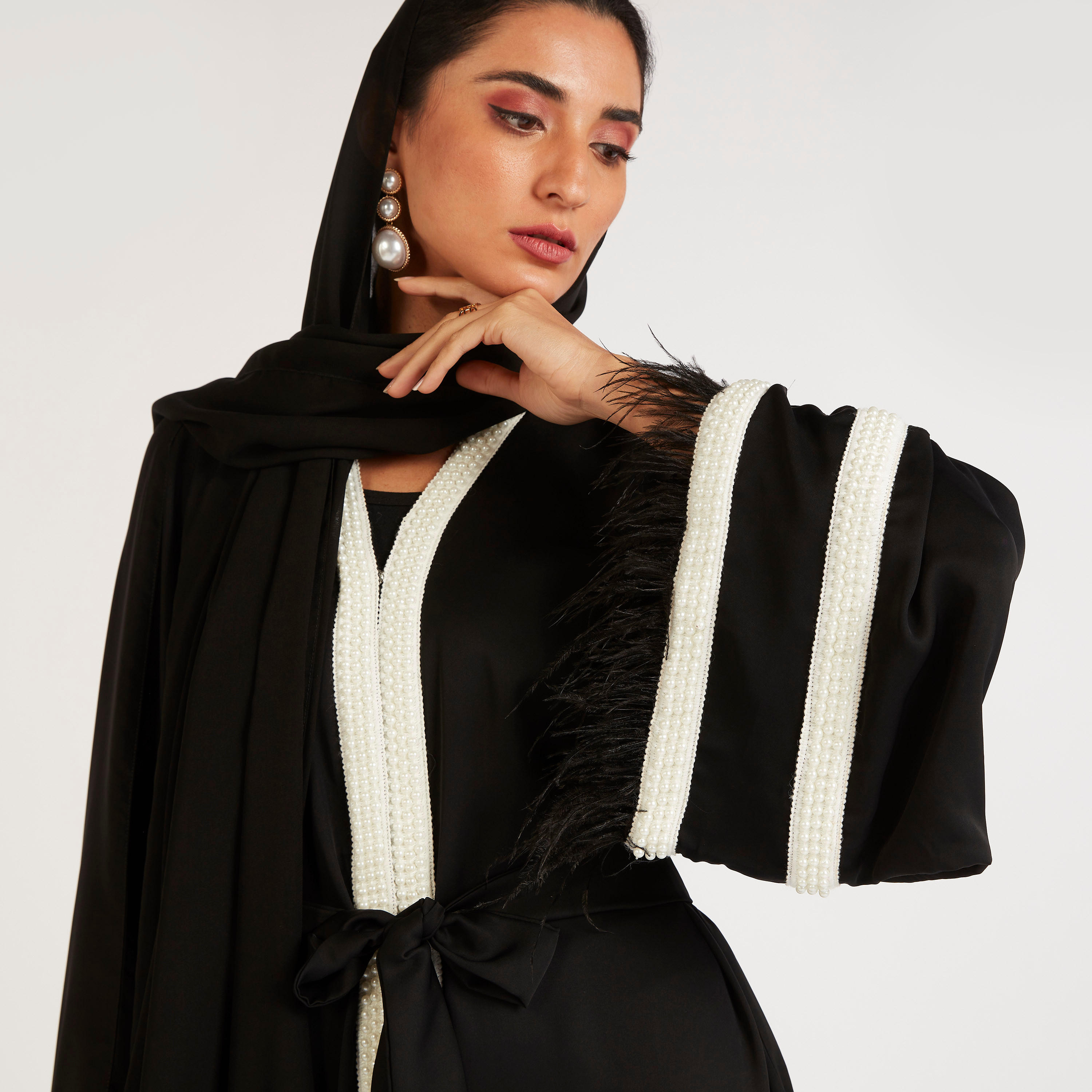 عباية إيه لاين مزيّنة بتفاصيل متباينة من عبايات-women-arabicclothing-abayas-image-5