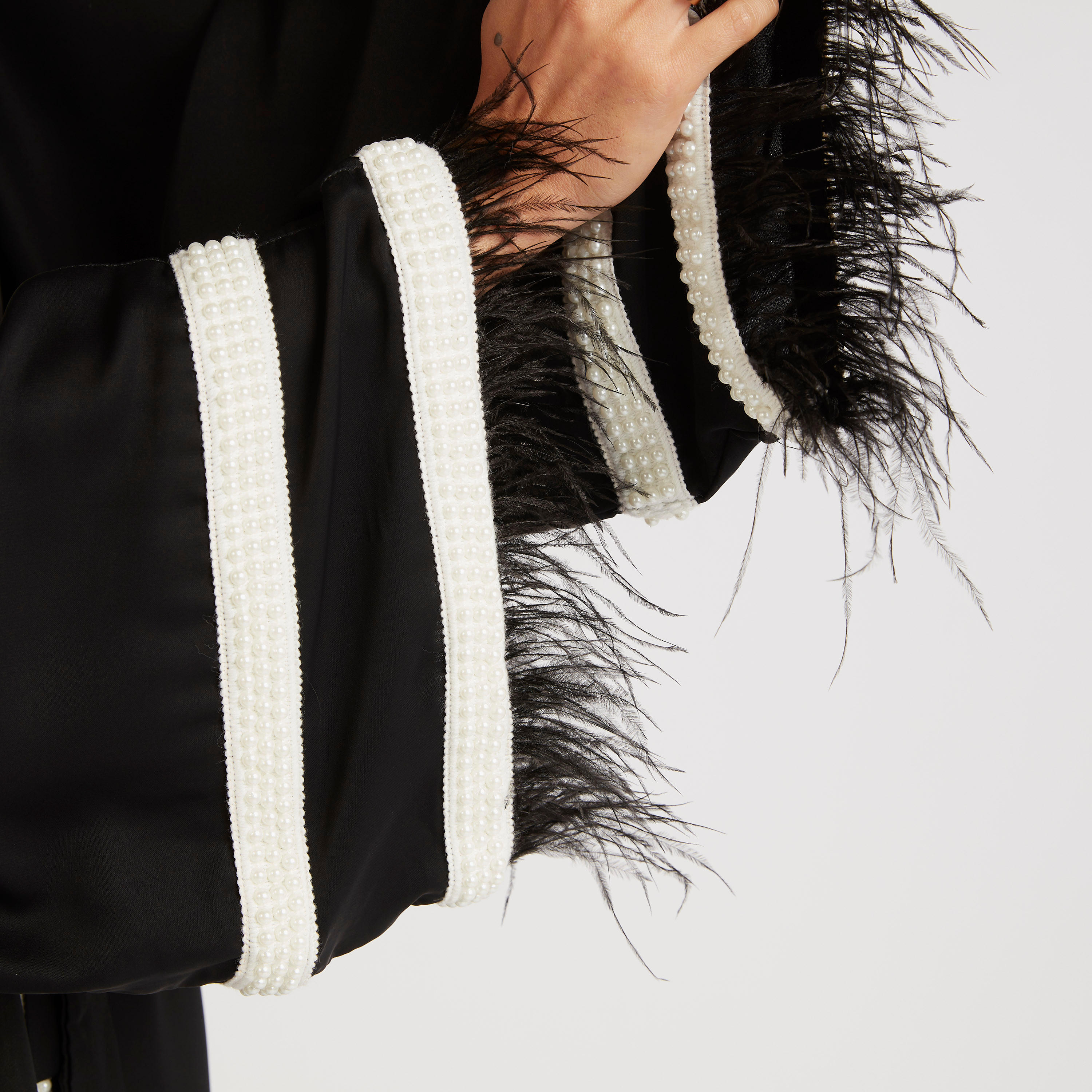 عباية إيه لاين مزيّنة بتفاصيل متباينة من عبايات-women-arabicclothing-abayas-image-6