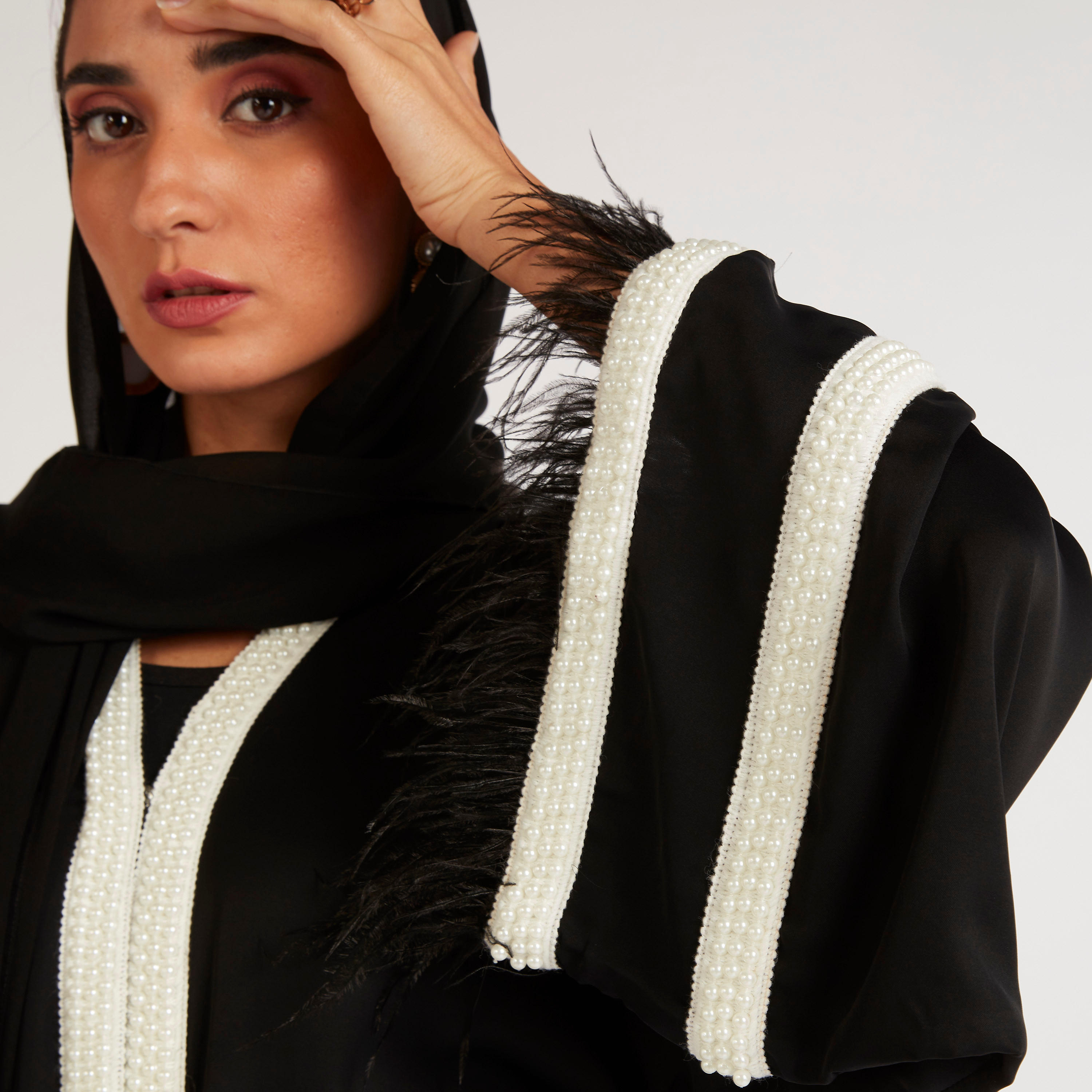 عباية إيه لاين مزيّنة بتفاصيل متباينة من عبايات-women-arabicclothing-abayas-image-7