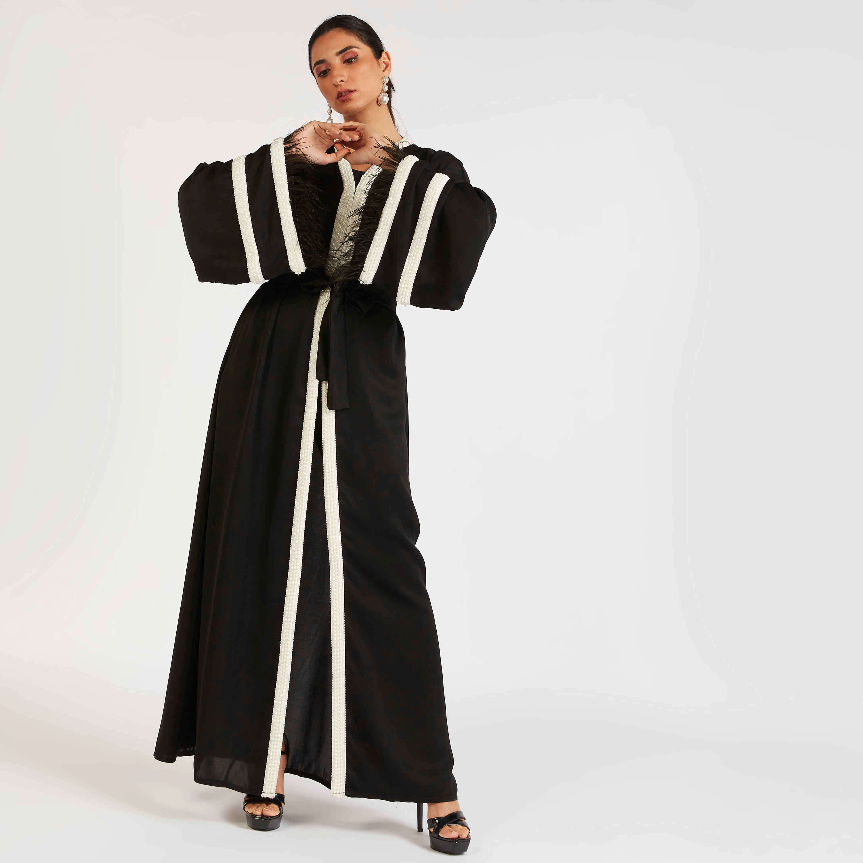 عباية إيه لاين مزيّنة بتفاصيل متباينة من عبايات-women-arabicclothing-abayas-image-8