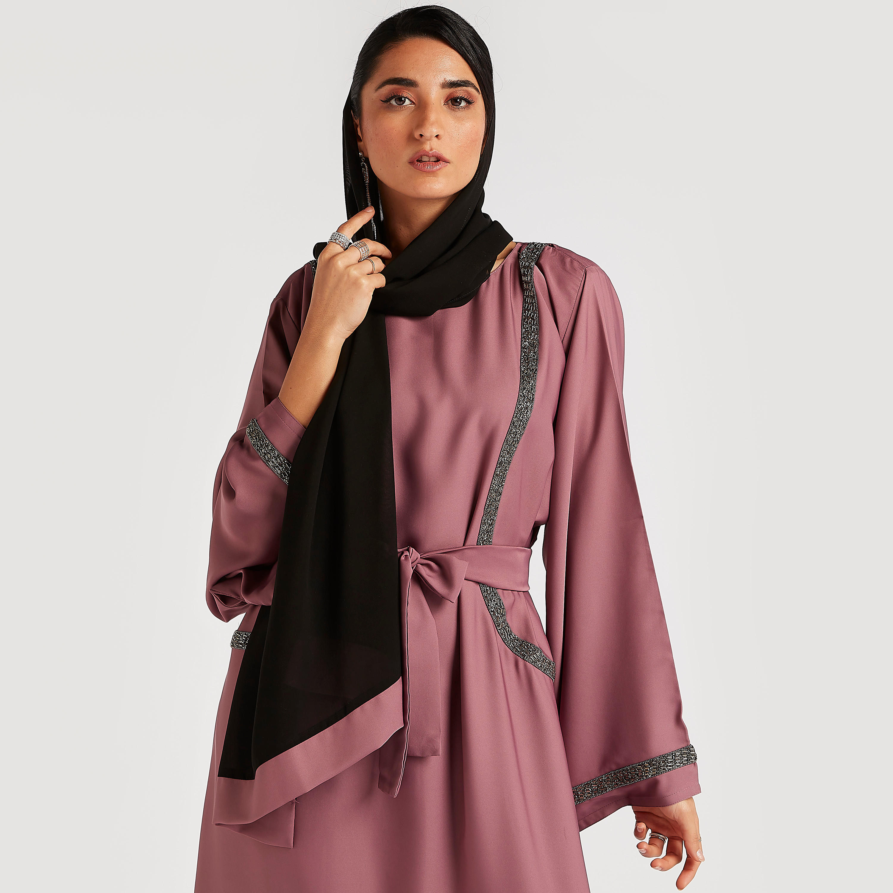 عباية مطرزة بياقة مستديرة ورباط أمامي-women-arabicclothing-abayas-image-3