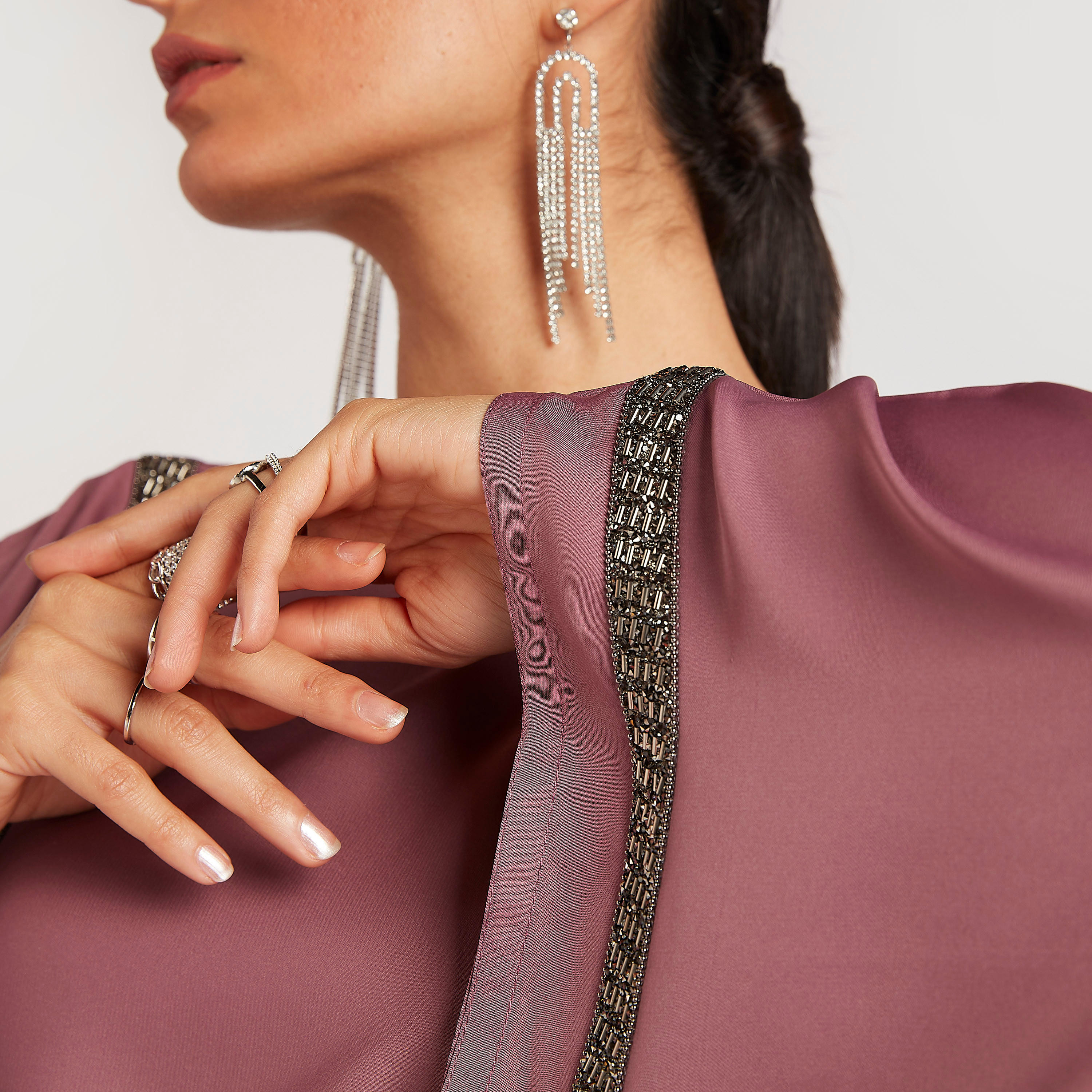 عباية مطرزة بياقة مستديرة ورباط أمامي-women-arabicclothing-abayas-image-4
