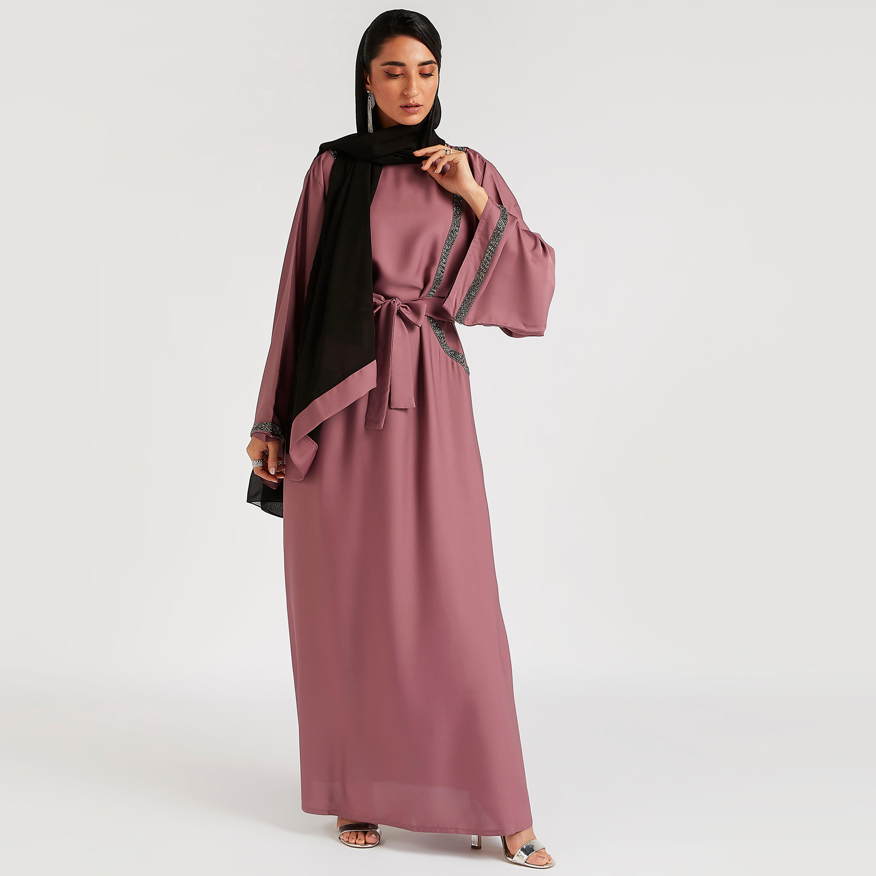 عباية مطرزة بياقة مستديرة ورباط أمامي-women-arabicclothing-abayas-image-7
