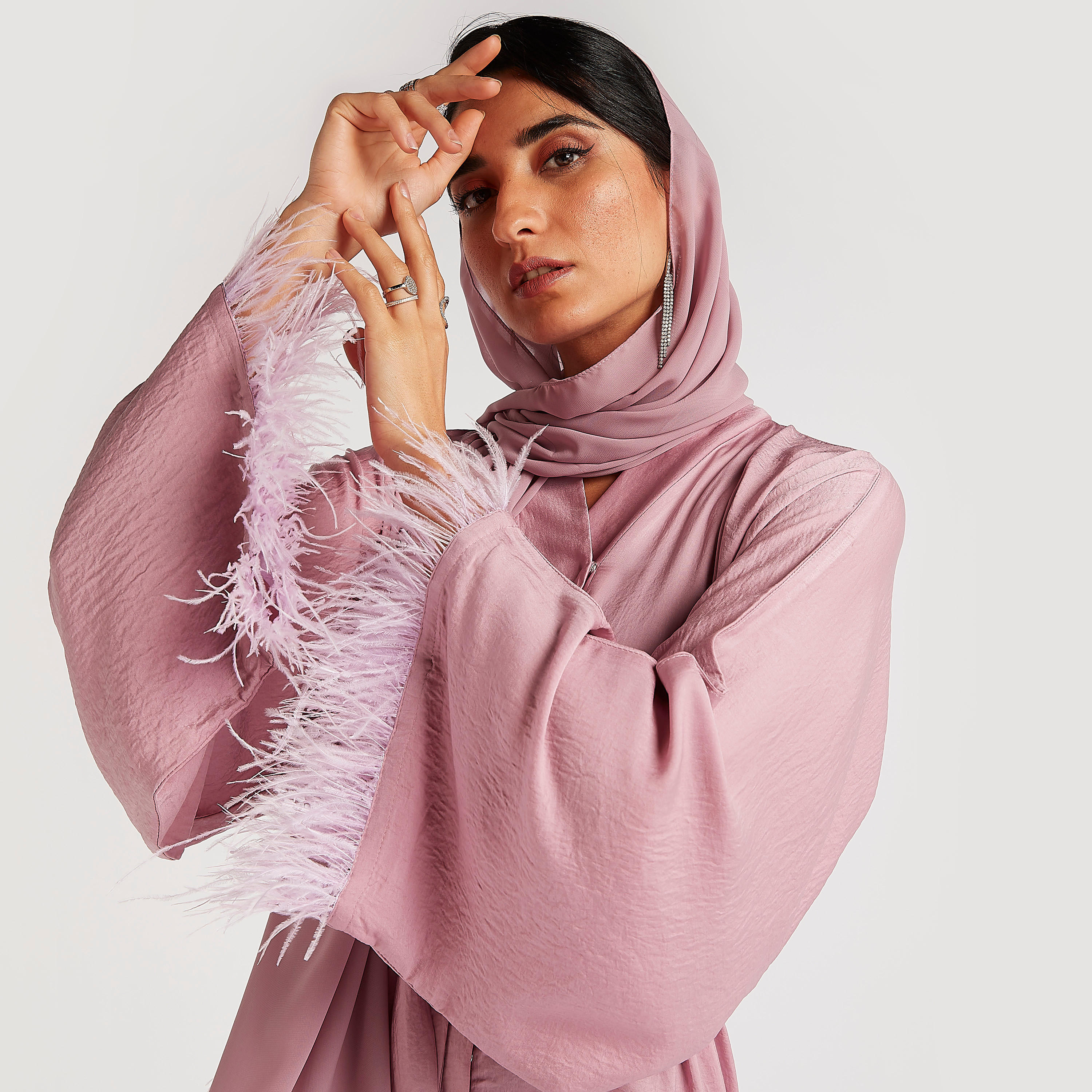 عباية إيه لاين بارزة الملمس بحزام رباط وتزيينات ريش من عبايات-women-arabicclothing-abayas-image-2