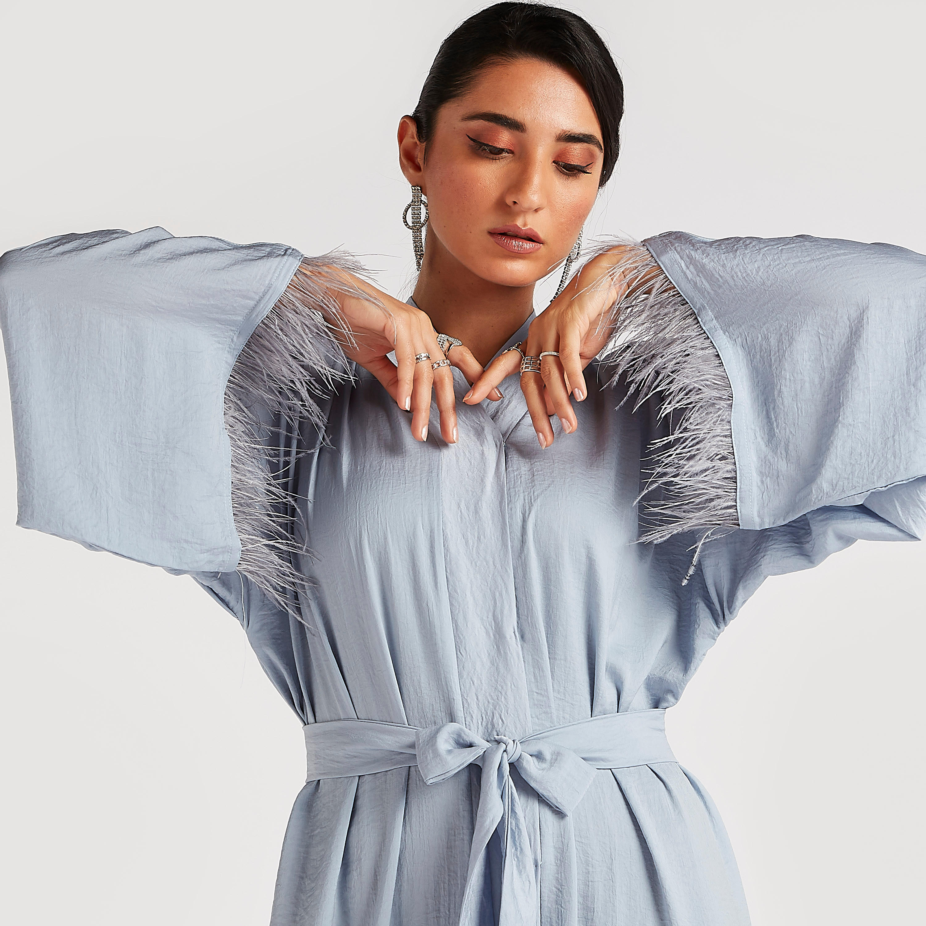 عباية إيه لاين بارزة الملمس بحزام رباط وتزيينات ريش من عبايات-women-arabicclothing-abayas-image-2