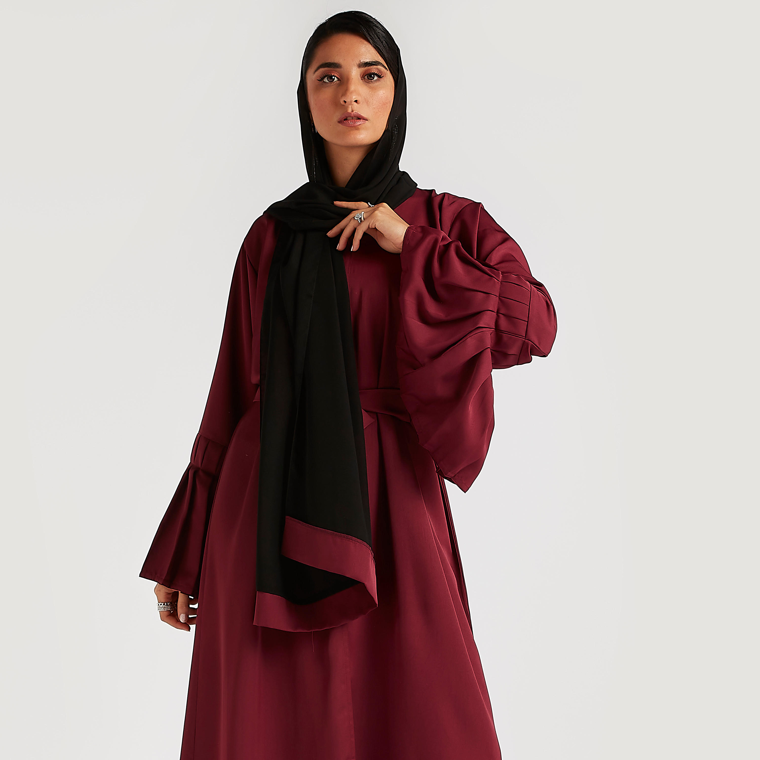 عباية إيه لاين سادة بحزام رباط وأكمام بأطراف كشكشة من عبايات-women-arabicclothing-abayas-image-3