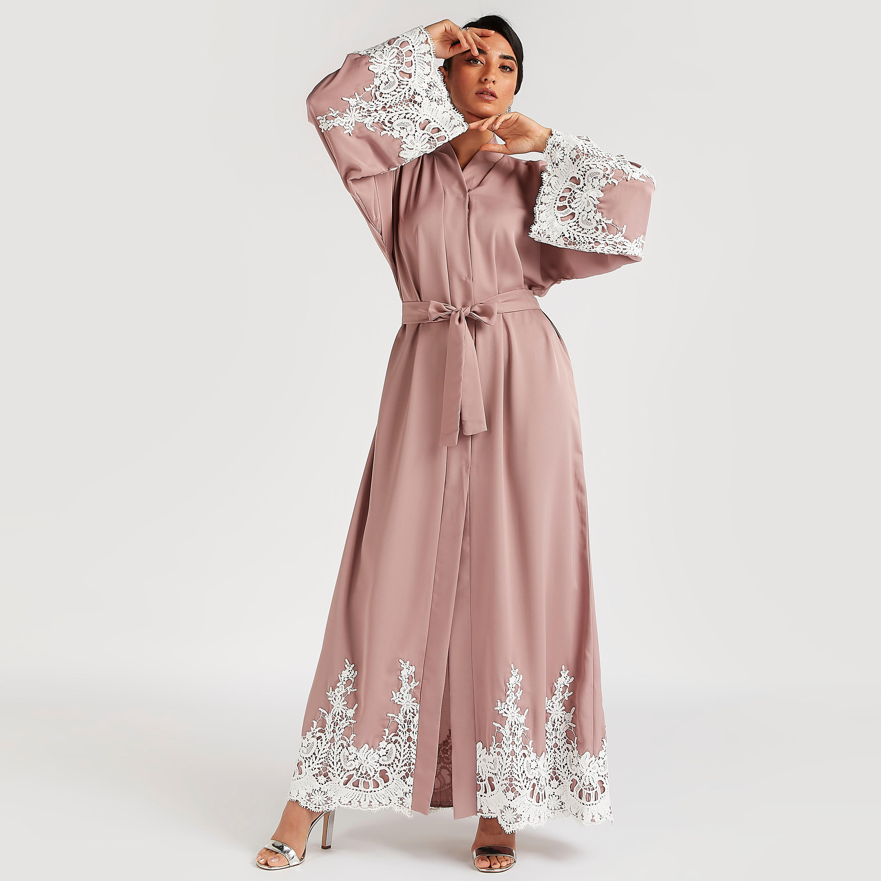 عباية سادة بحزام رباط وتفاصيل مطرّزة من عبايات-women-arabicclothing-abayas-image-1