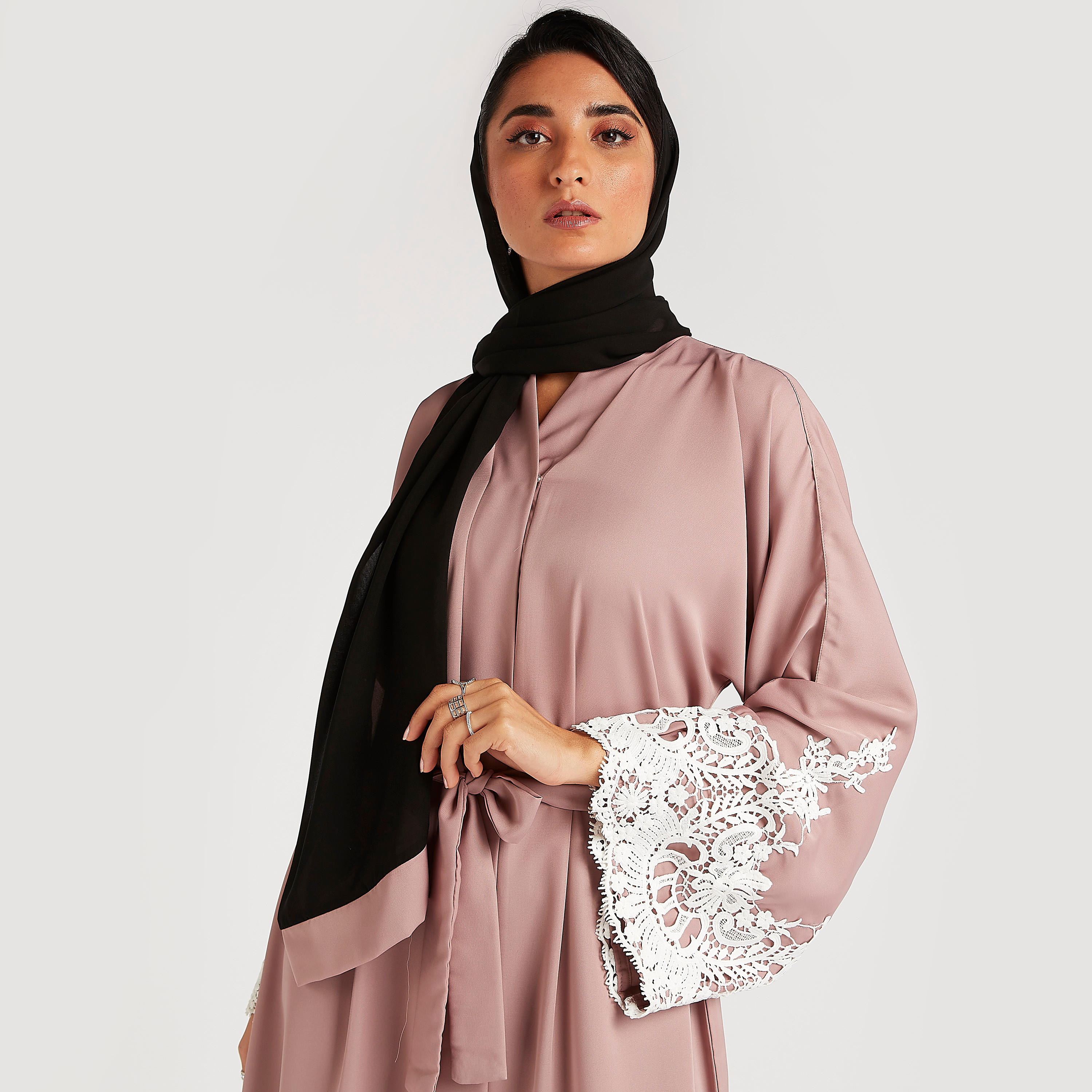 عباية سادة بحزام رباط وتفاصيل مطرّزة من عبايات-women-arabicclothing-abayas-image-2