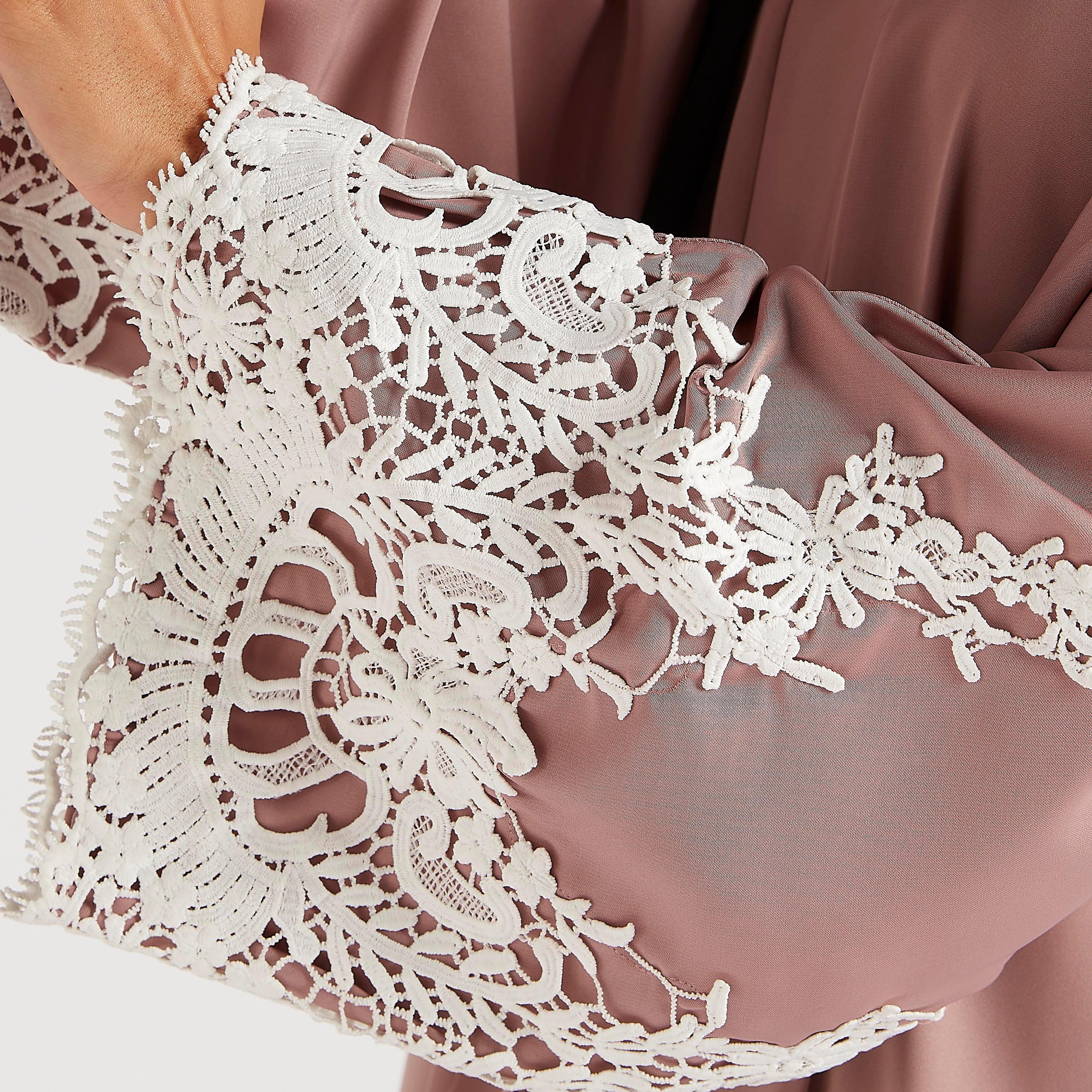 عباية سادة بحزام رباط وتفاصيل مطرّزة من عبايات-women-arabicclothing-abayas-image-3