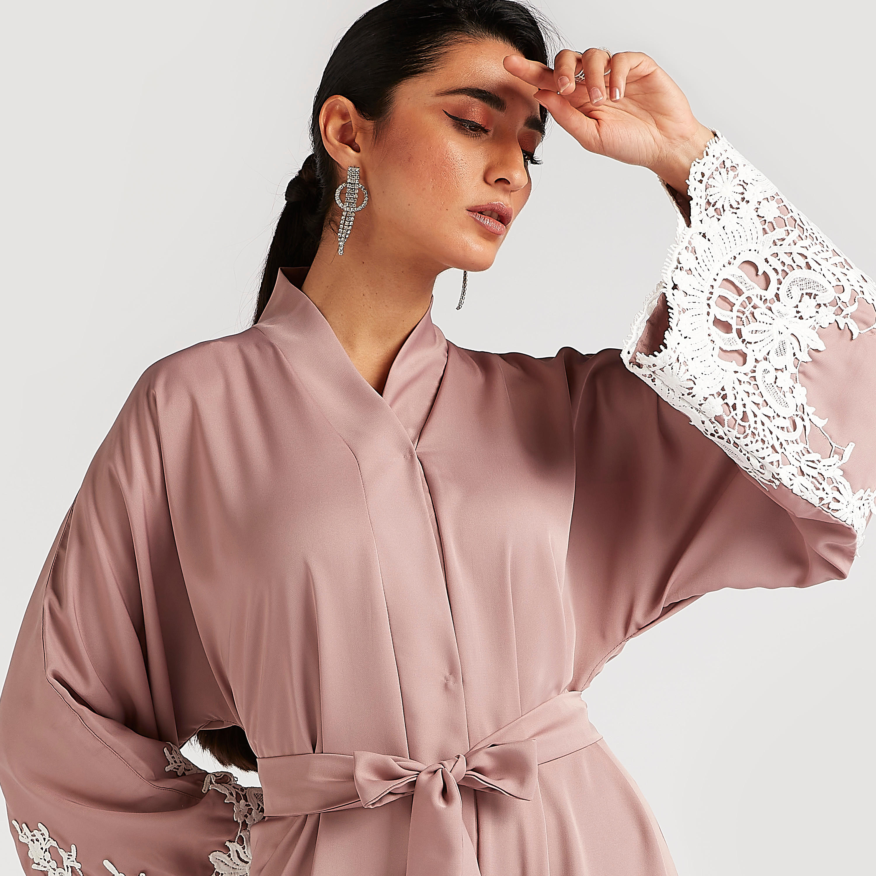 عباية سادة بحزام رباط وتفاصيل مطرّزة من عبايات-women-arabicclothing-abayas-image-6