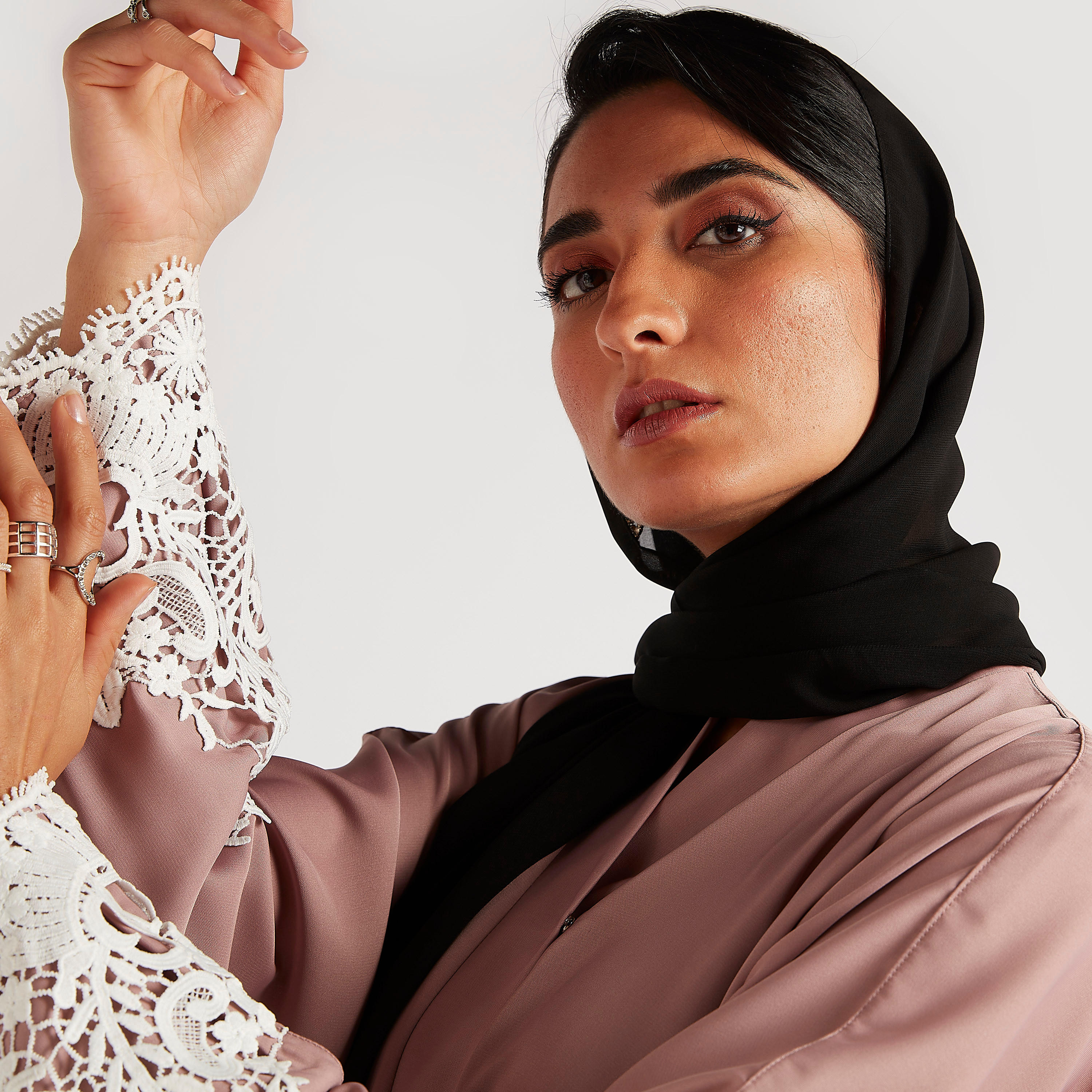 عباية سادة بحزام رباط وتفاصيل مطرّزة من عبايات-women-arabicclothing-abayas-image-7