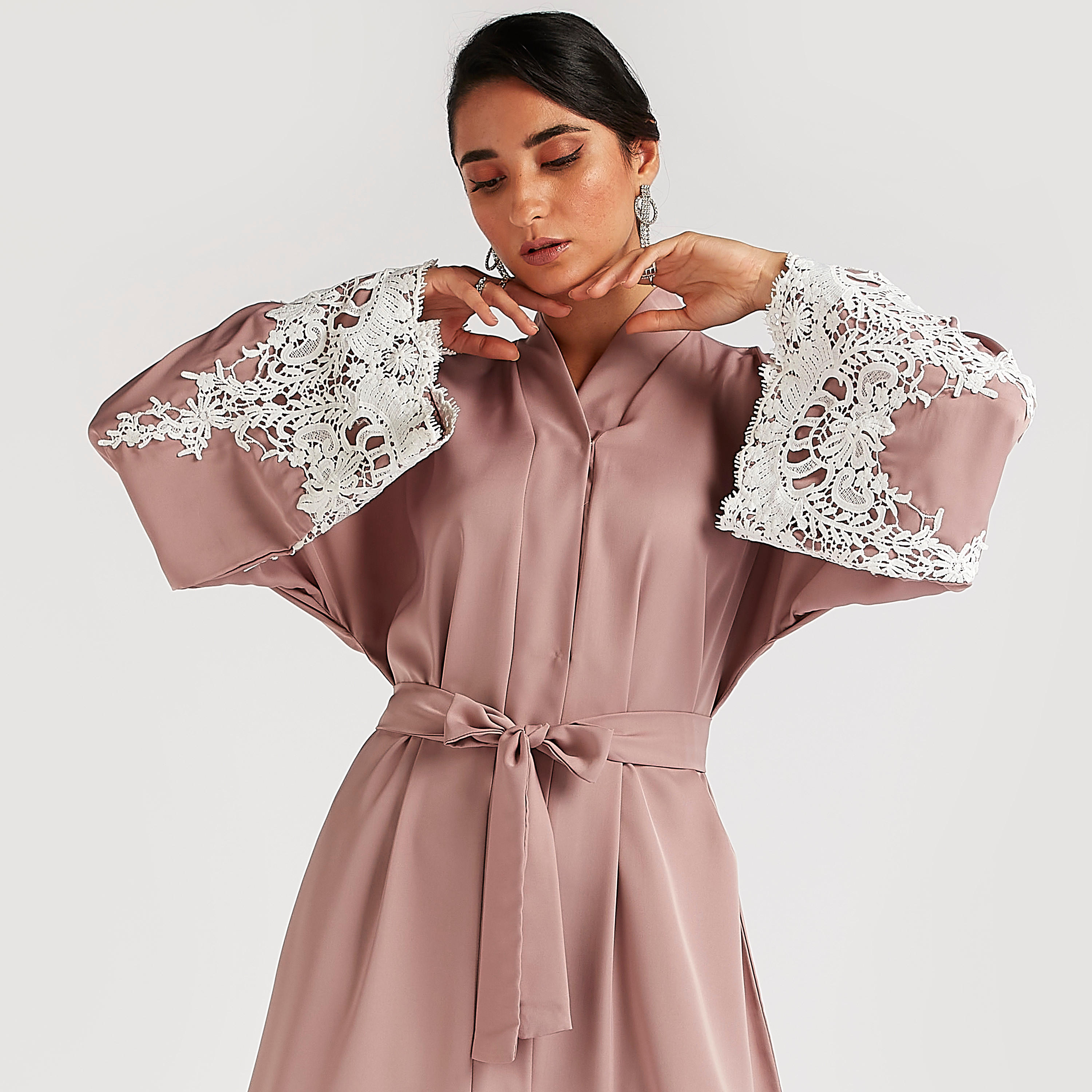 عباية سادة بحزام رباط وتفاصيل مطرّزة من عبايات-women-arabicclothing-abayas-image-8