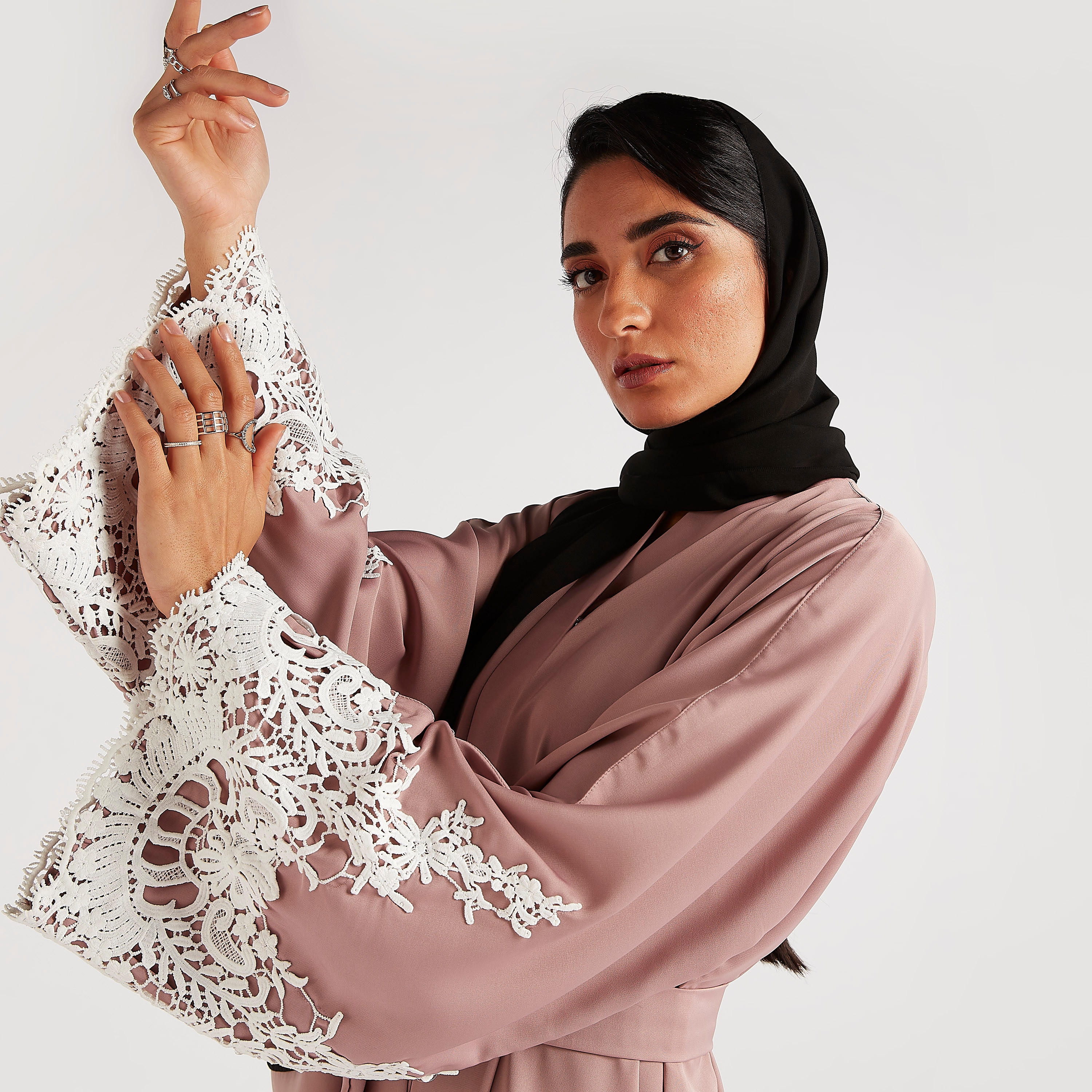 عباية سادة بحزام رباط وتفاصيل مطرّزة من عبايات-women-arabicclothing-abayas-image-9