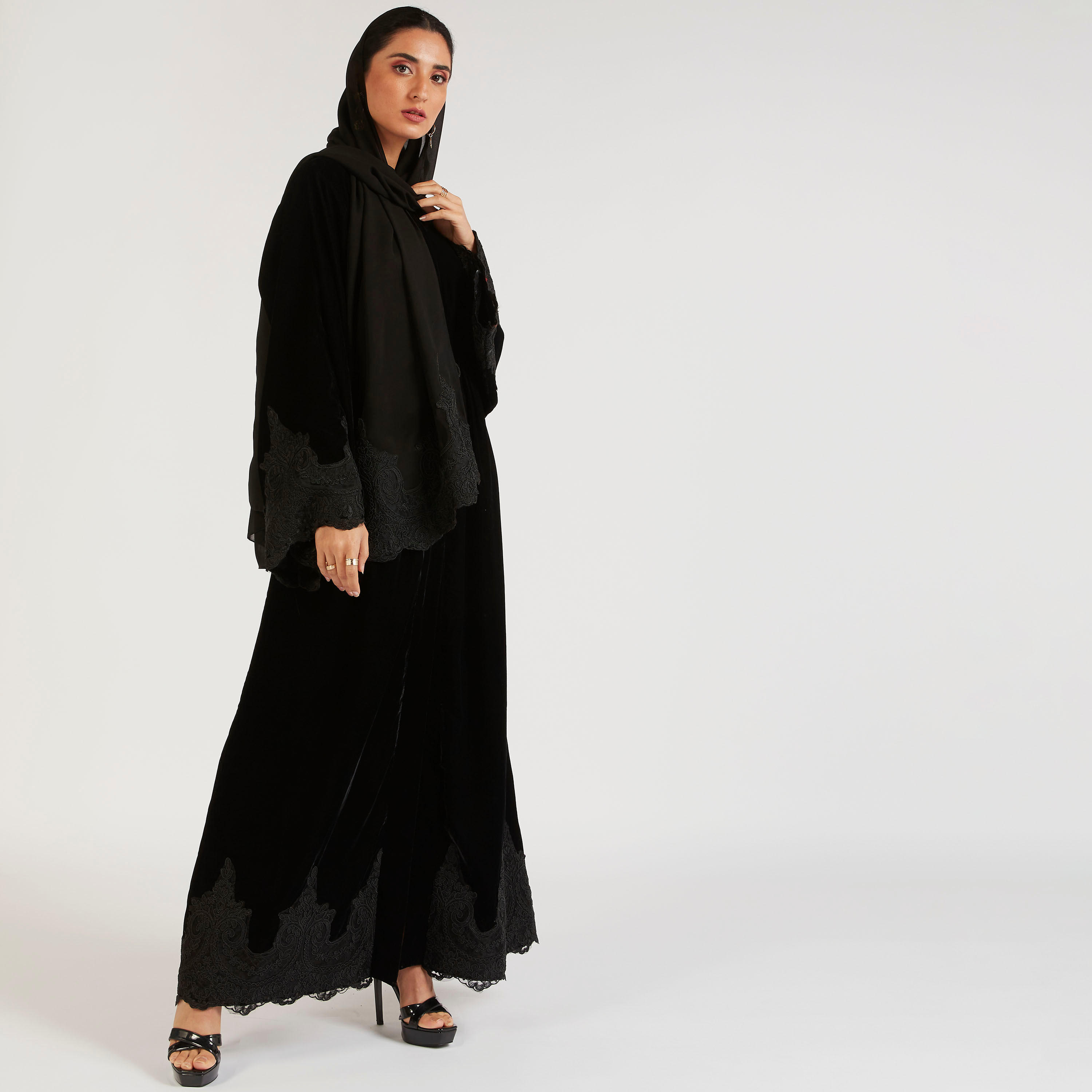 عباية إيه لاين مطرّزة بحزام وتفاصيل دانتيل من عبايات-women-arabicclothing-abayas-image-1