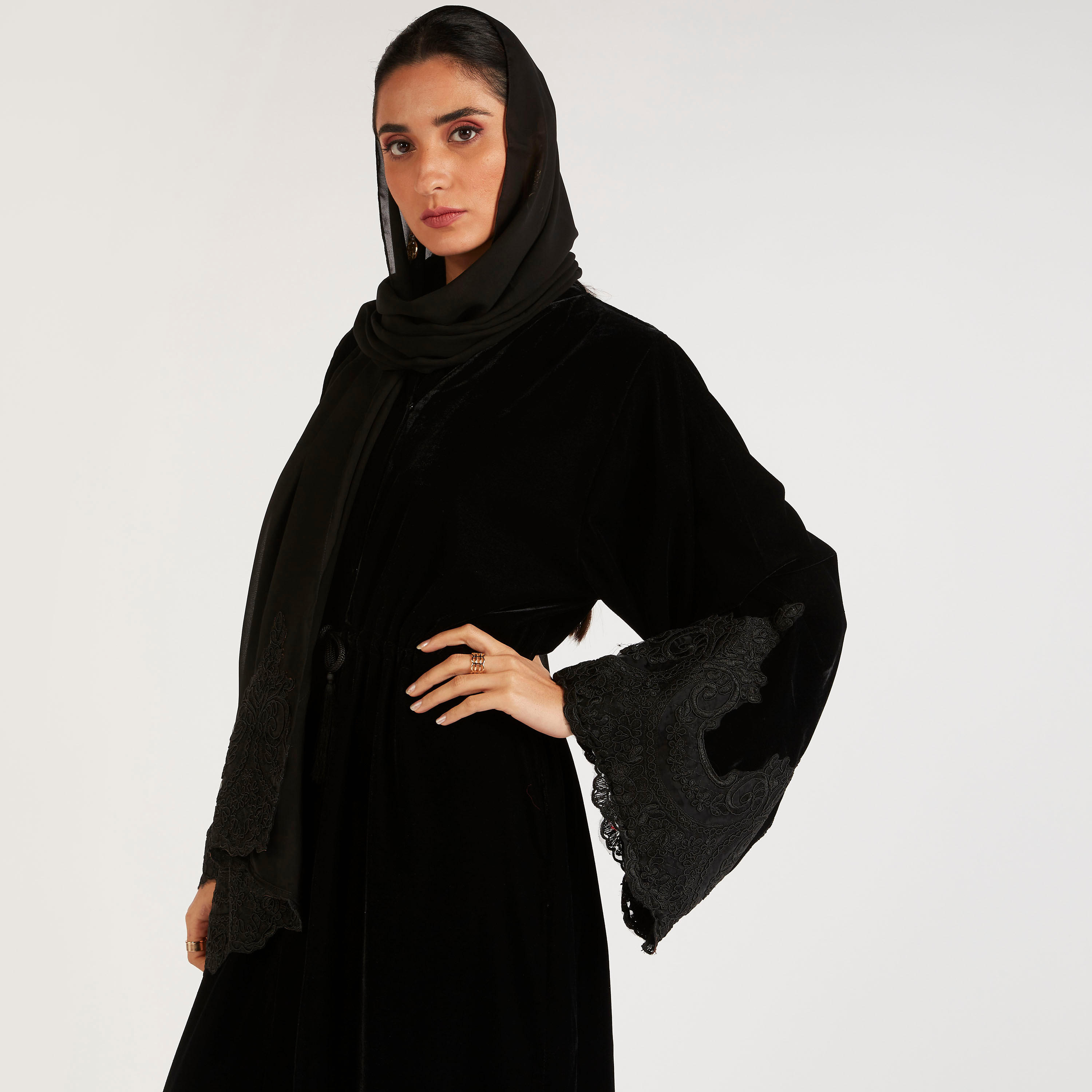عباية إيه لاين مطرّزة بحزام وتفاصيل دانتيل من عبايات-women-arabicclothing-abayas-image-2