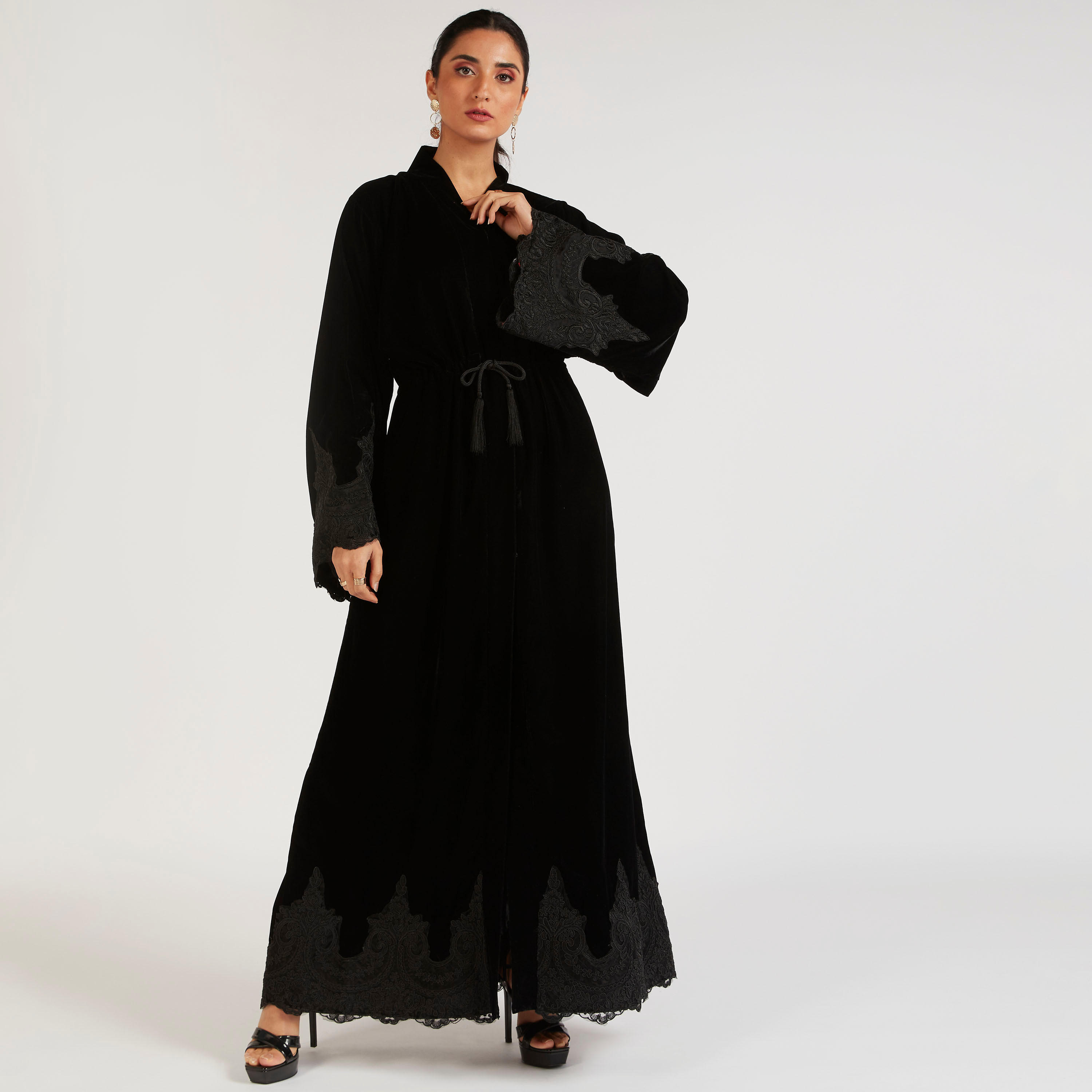 عباية إيه لاين مطرّزة بحزام وتفاصيل دانتيل من عبايات-women-arabicclothing-abayas-image-3