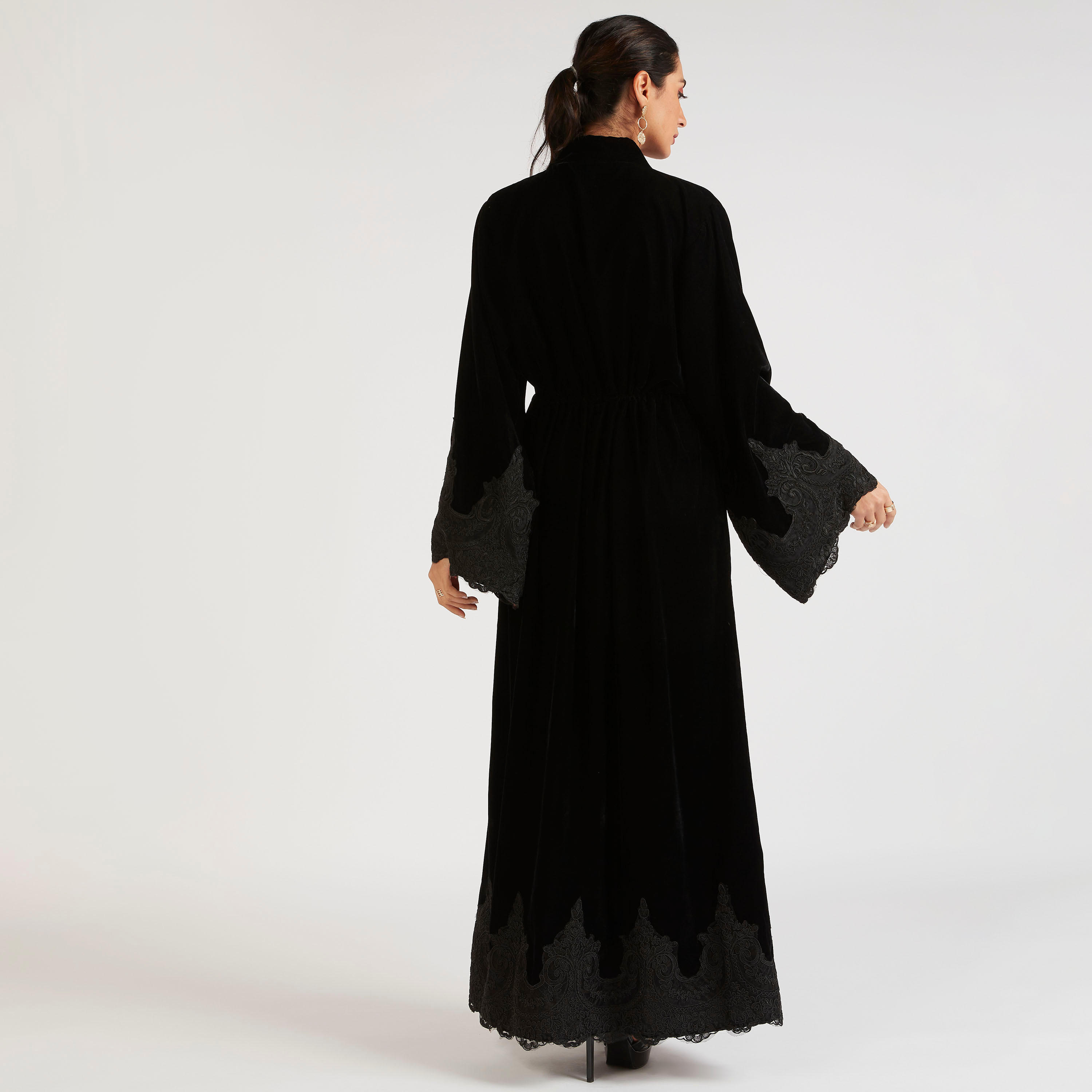 عباية إيه لاين مطرّزة بحزام وتفاصيل دانتيل من عبايات-women-arabicclothing-abayas-image-4