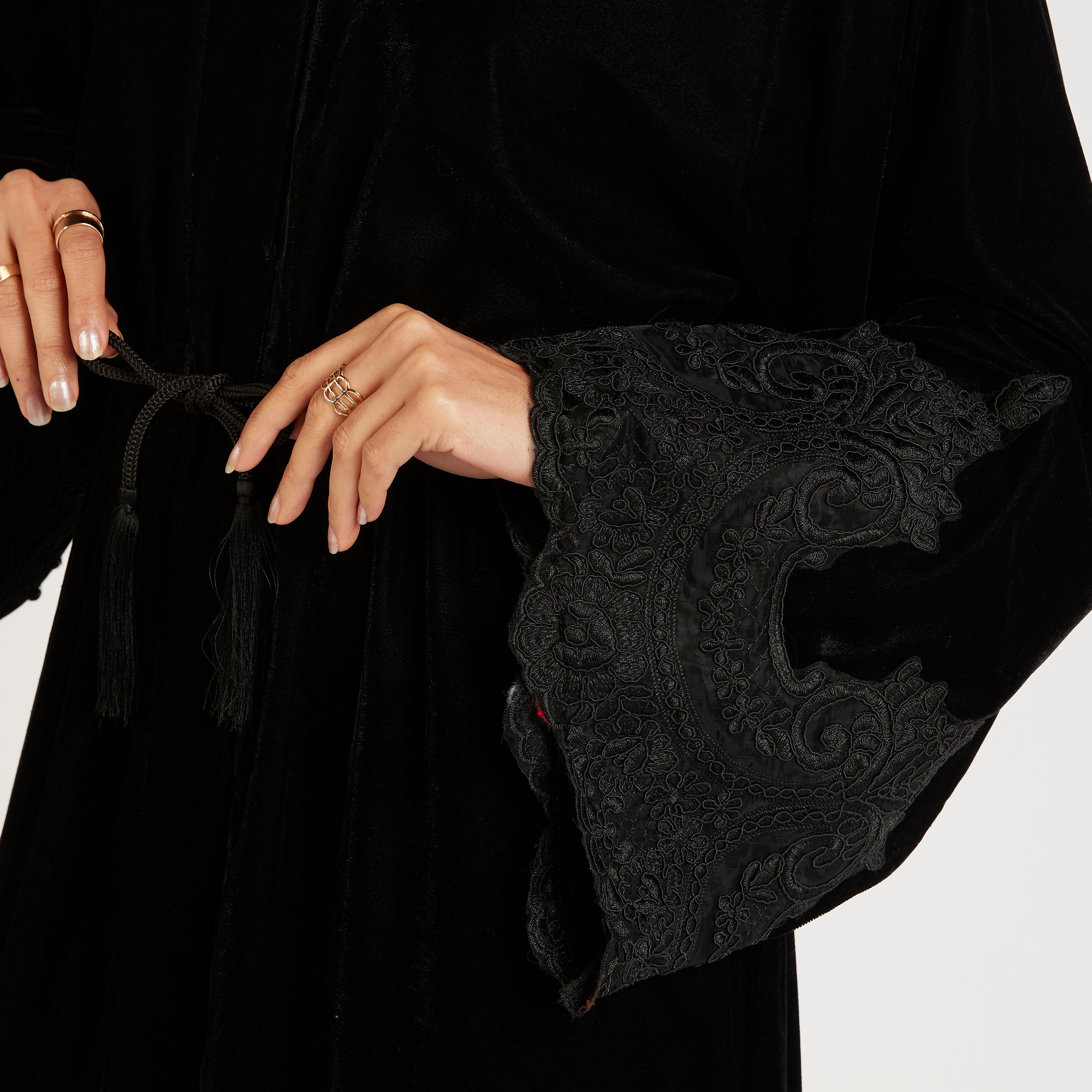 عباية إيه لاين مطرّزة بحزام وتفاصيل دانتيل من عبايات-women-arabicclothing-abayas-image-5