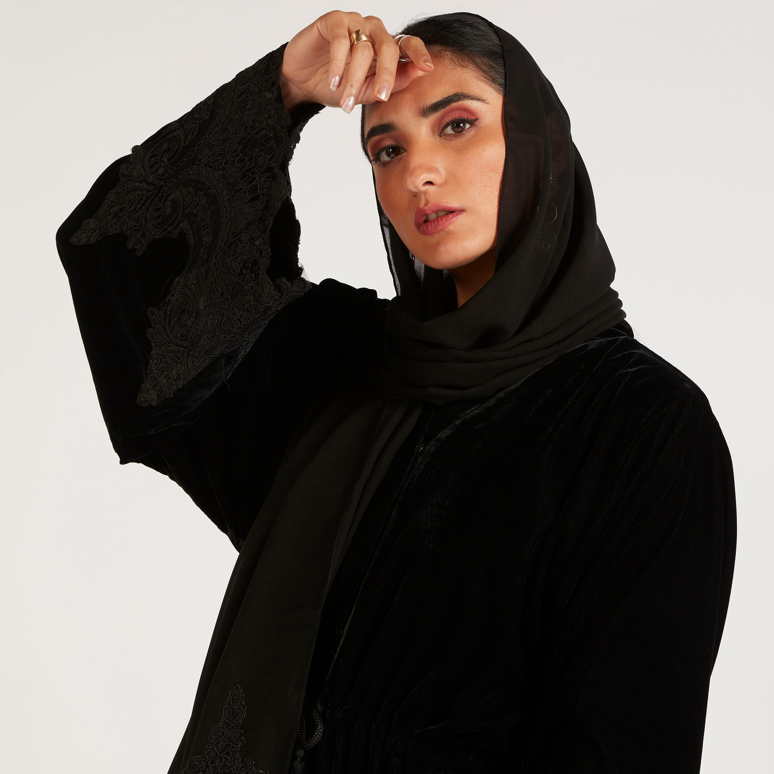 عباية إيه لاين مطرّزة بحزام وتفاصيل دانتيل من عبايات-women-arabicclothing-abayas-image-6