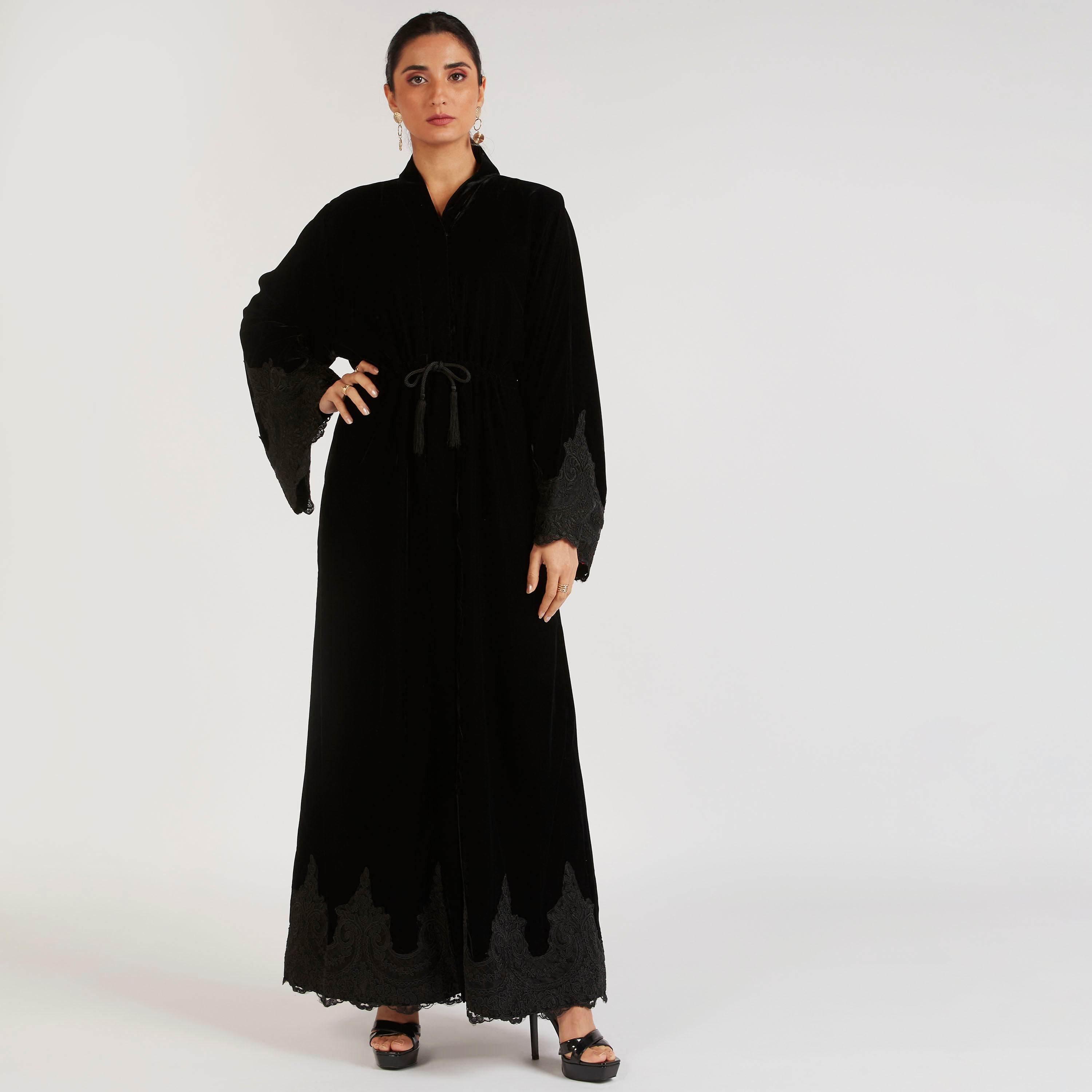 عباية إيه لاين مطرّزة بحزام وتفاصيل دانتيل من عبايات-women-arabicclothing-abayas-image-7