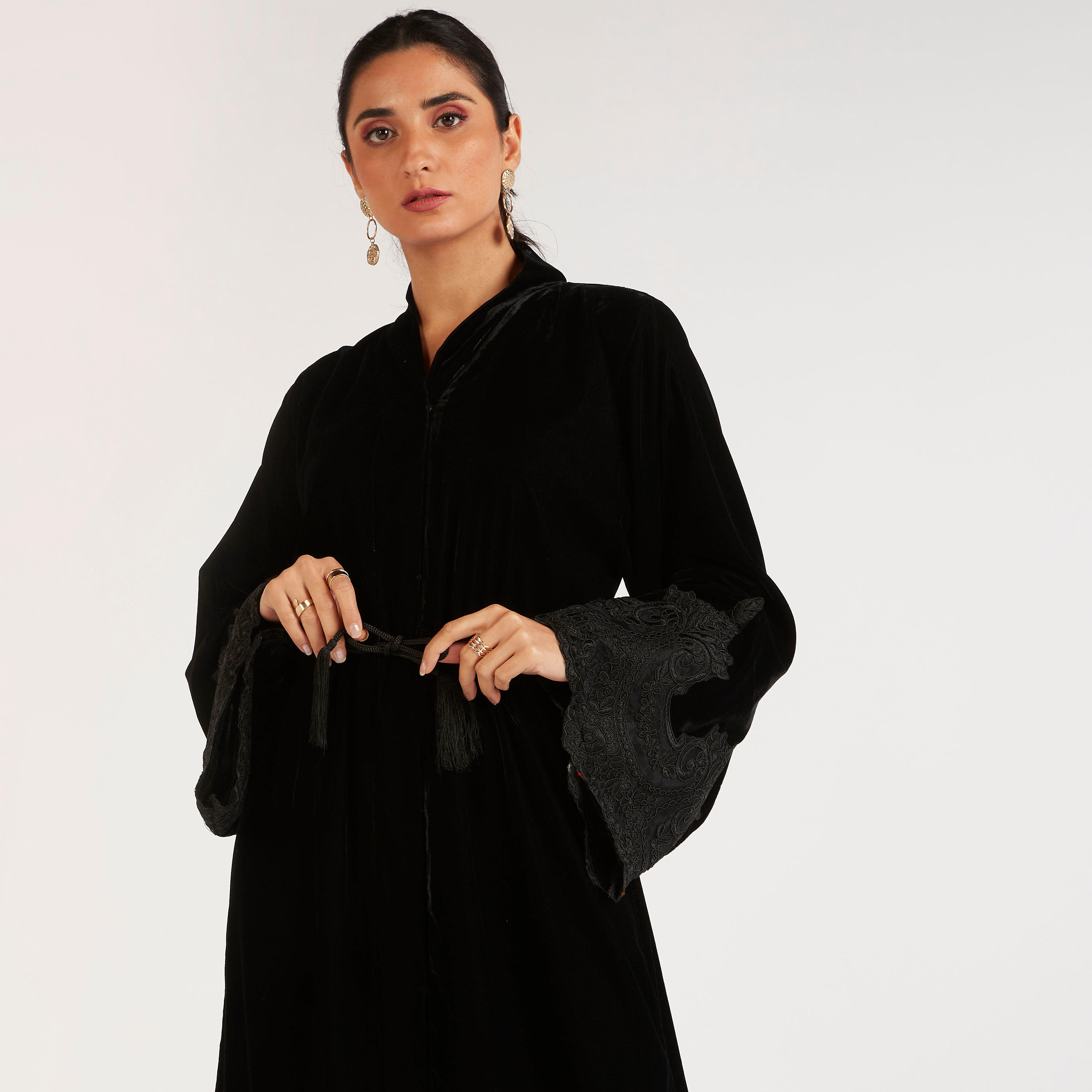 عباية إيه لاين مطرّزة بحزام وتفاصيل دانتيل من عبايات-women-arabicclothing-abayas-image-8