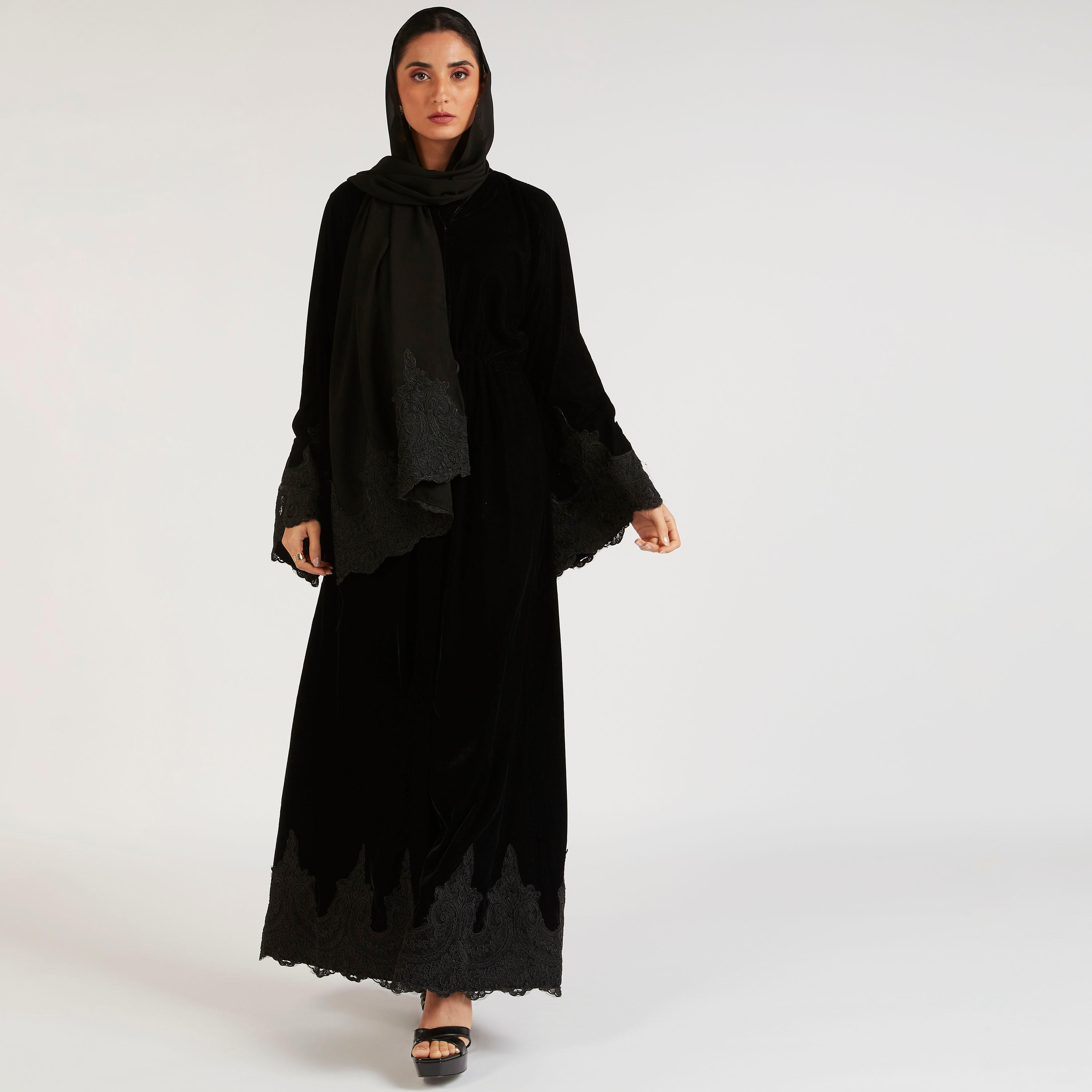 عباية إيه لاين مطرّزة بحزام وتفاصيل دانتيل من عبايات-women-arabicclothing-abayas-image-9