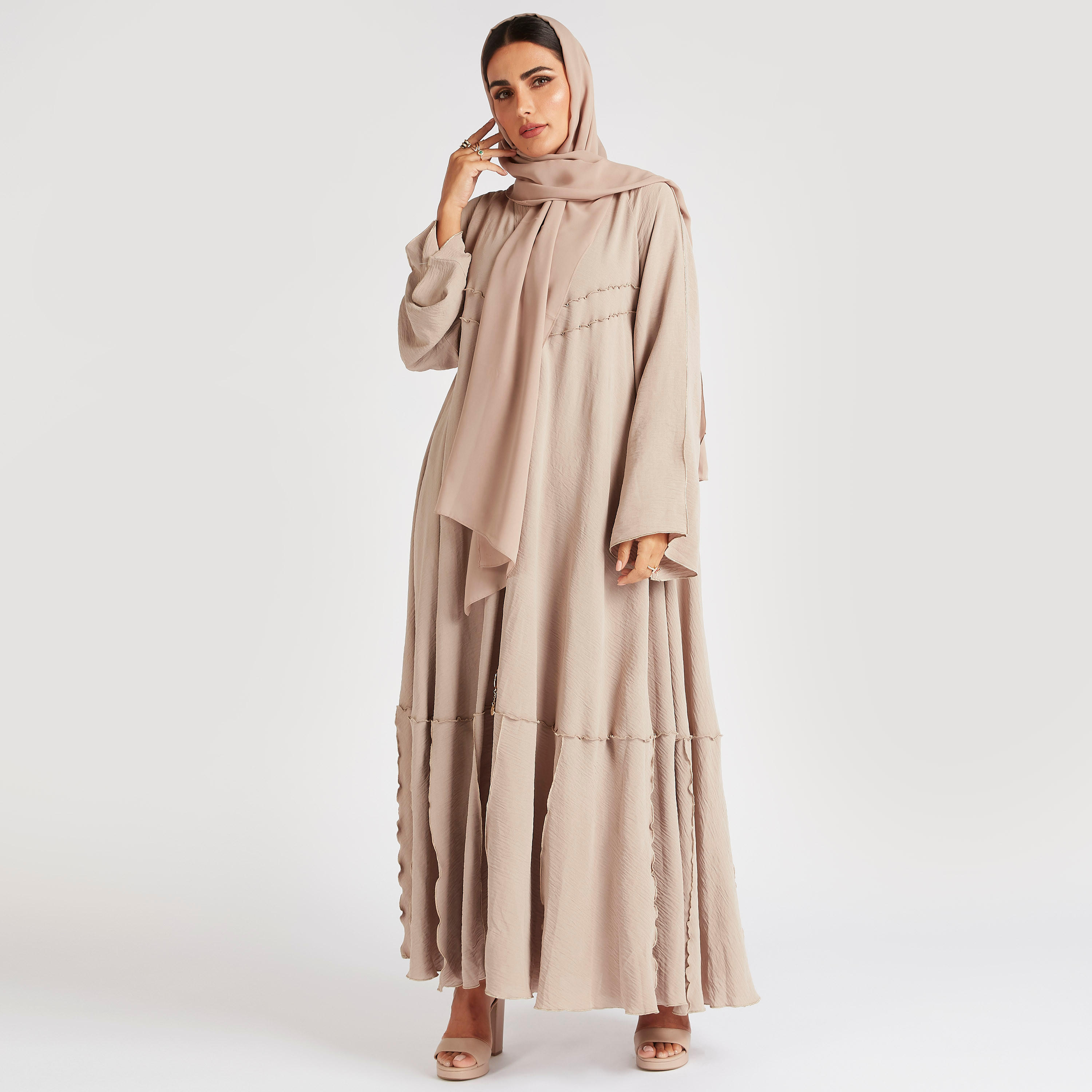 عباية طويلة مفتوحة من الأمام بتصميم مضلع وزينة منقوشة-women-arabicclothing-abayas-image-9