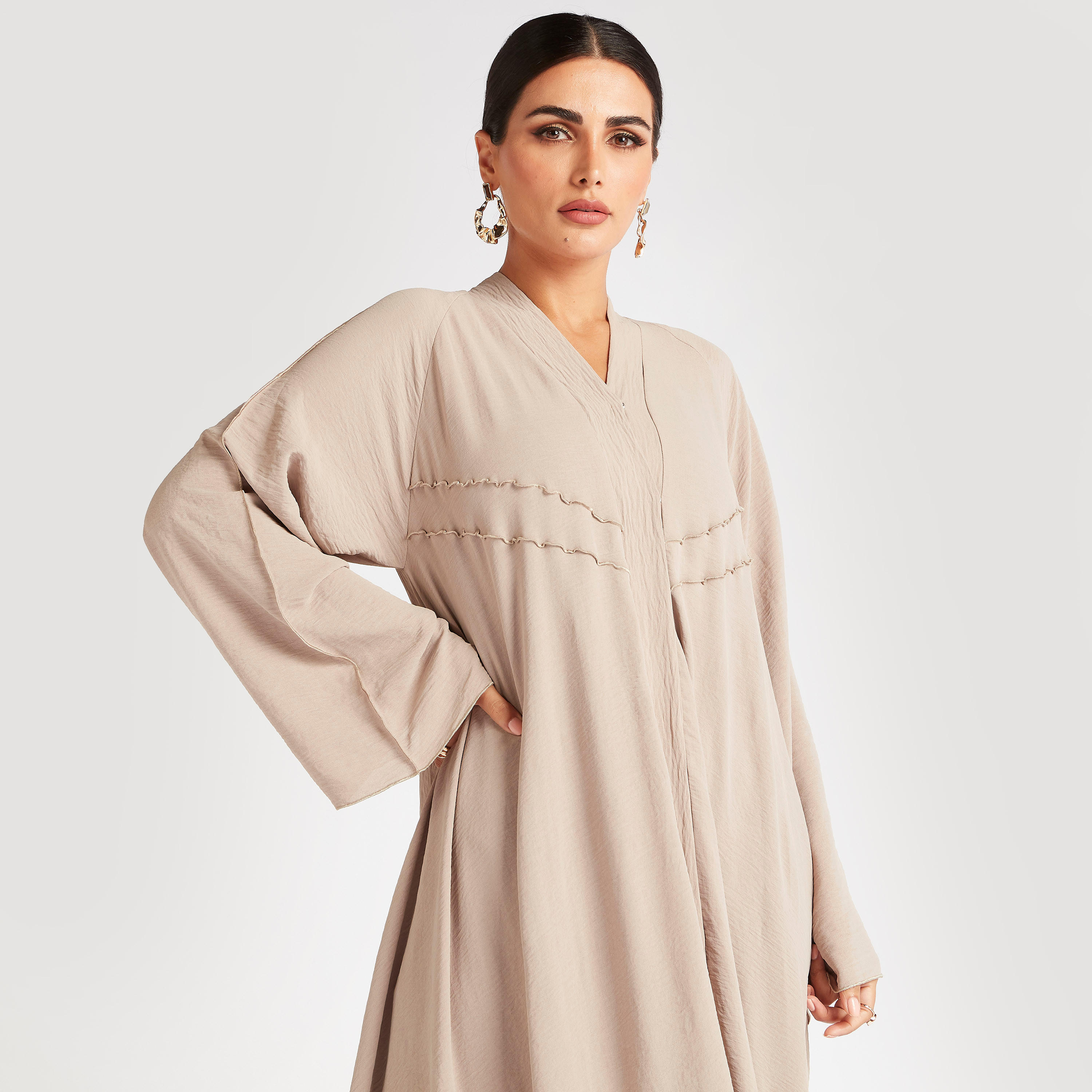 عباية طويلة مفتوحة من الأمام بتصميم مضلع وزينة منقوشة-women-arabicclothing-abayas-image-8