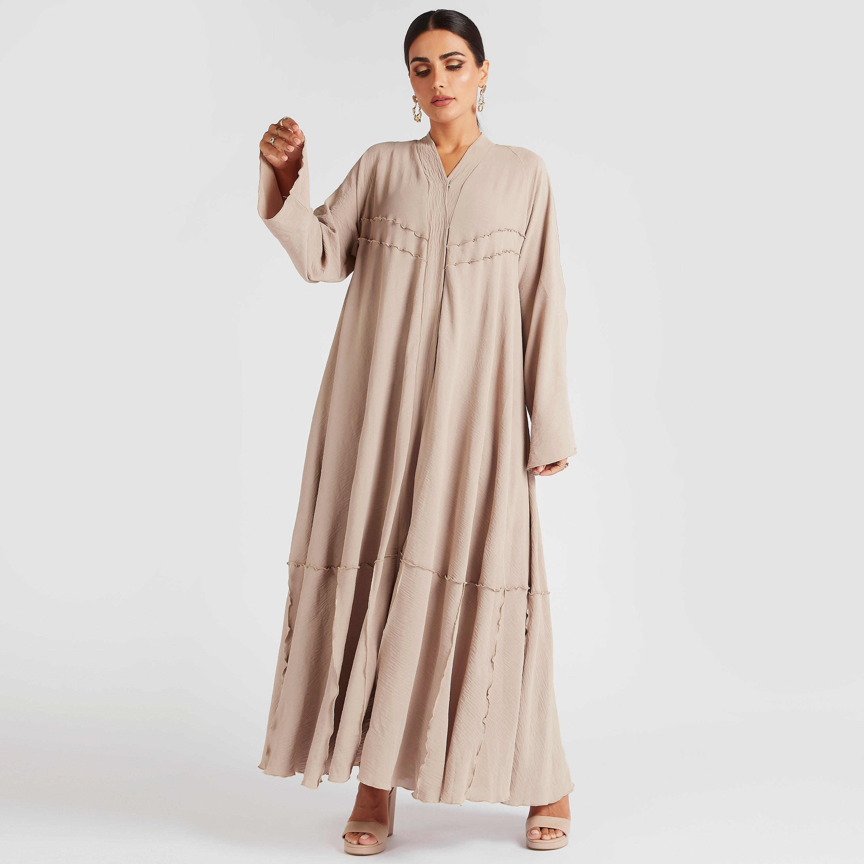 عباية طويلة مفتوحة من الأمام بتصميم مضلع وزينة منقوشة-women-arabicclothing-abayas-image-7