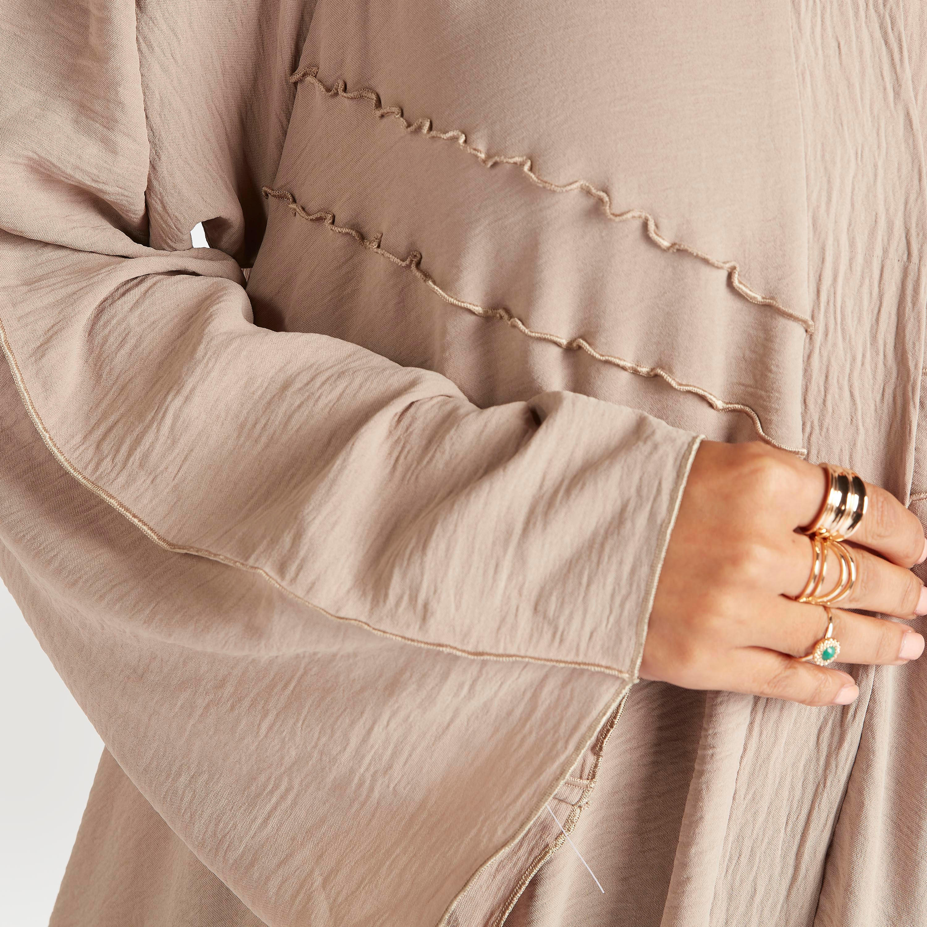 عباية طويلة مفتوحة من الأمام بتصميم مضلع وزينة منقوشة-women-arabicclothing-abayas-image-4