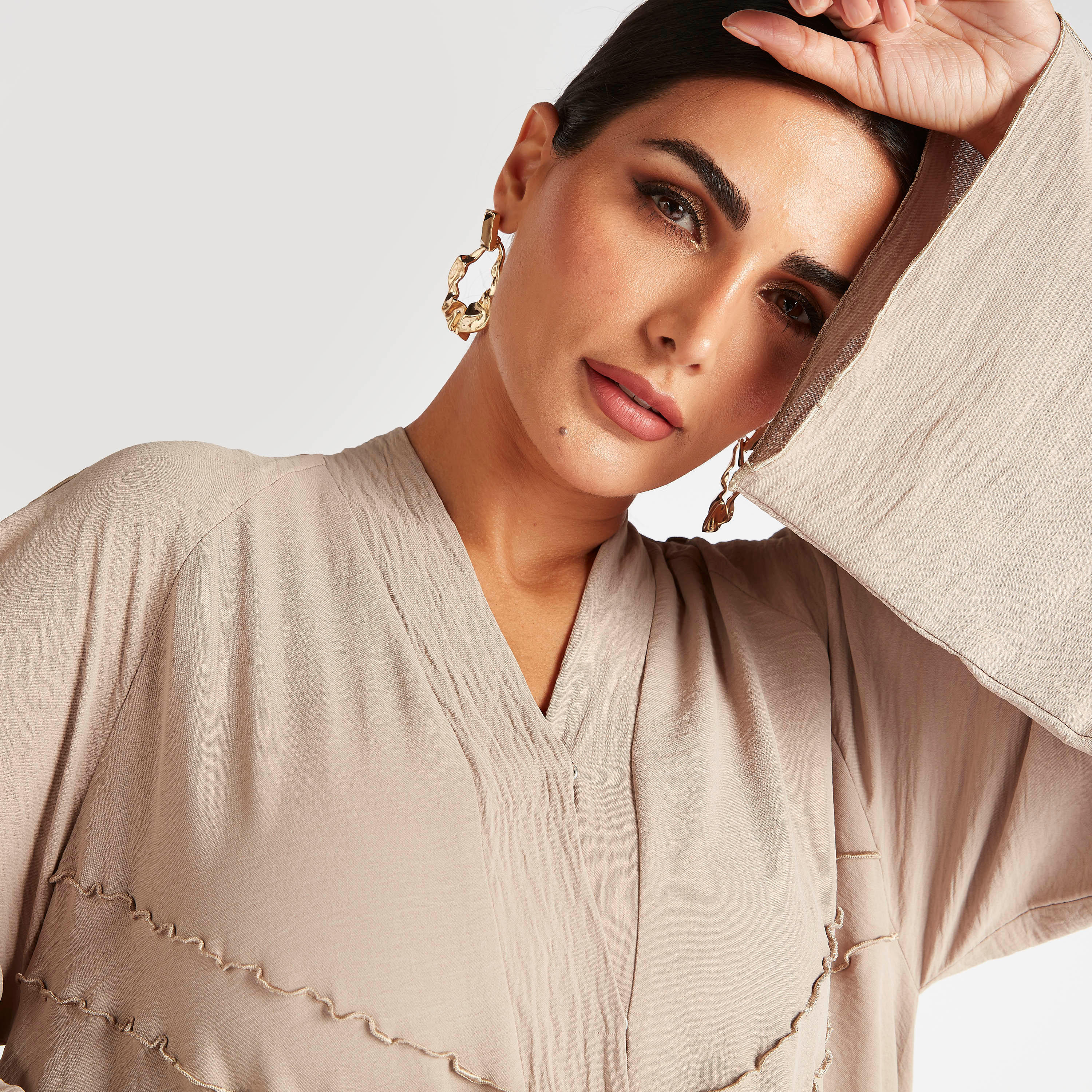 عباية طويلة مفتوحة من الأمام بتصميم مضلع وزينة منقوشة-women-arabicclothing-abayas-image-3