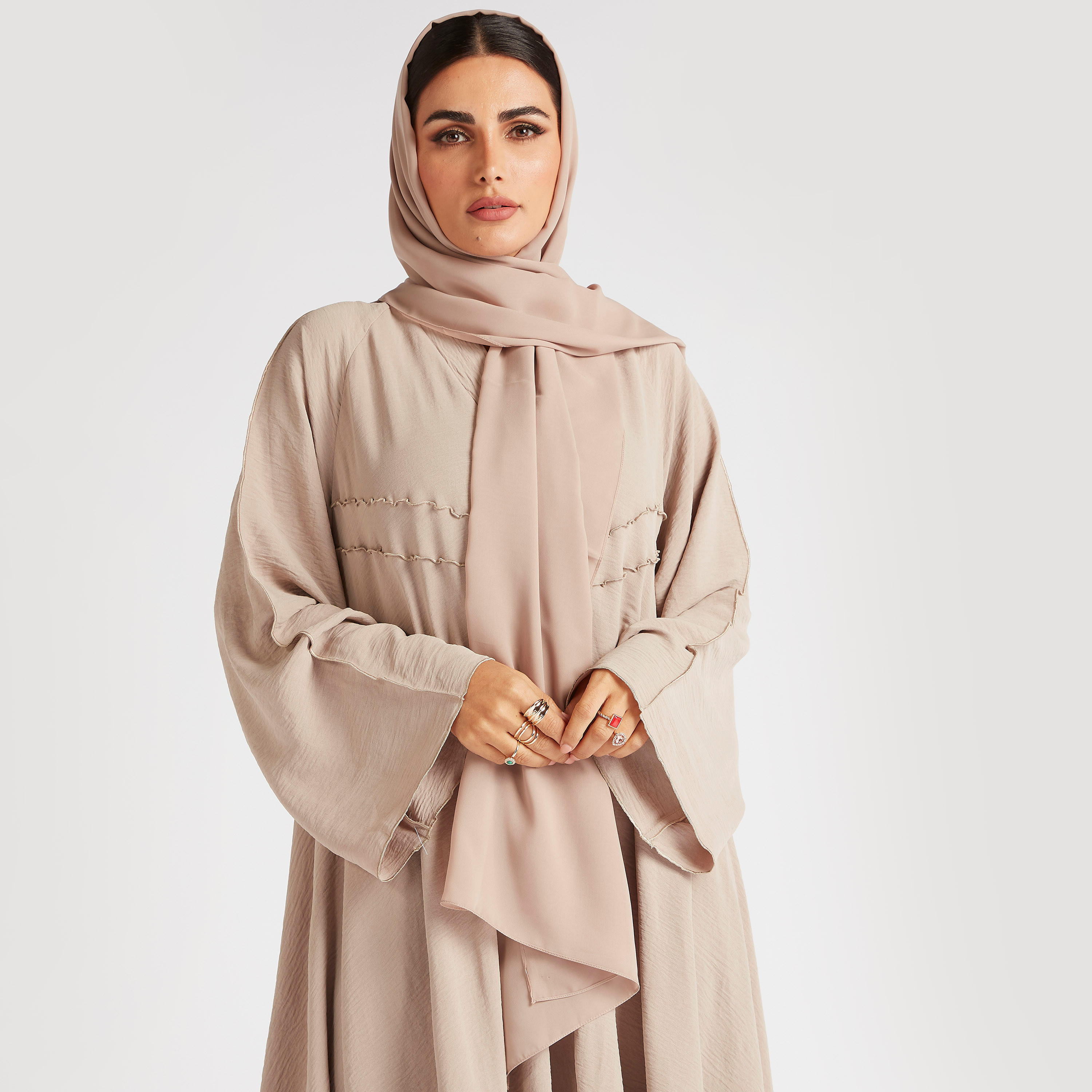 عباية طويلة مفتوحة من الأمام بتصميم مضلع وزينة منقوشة-women-arabicclothing-abayas-image-2