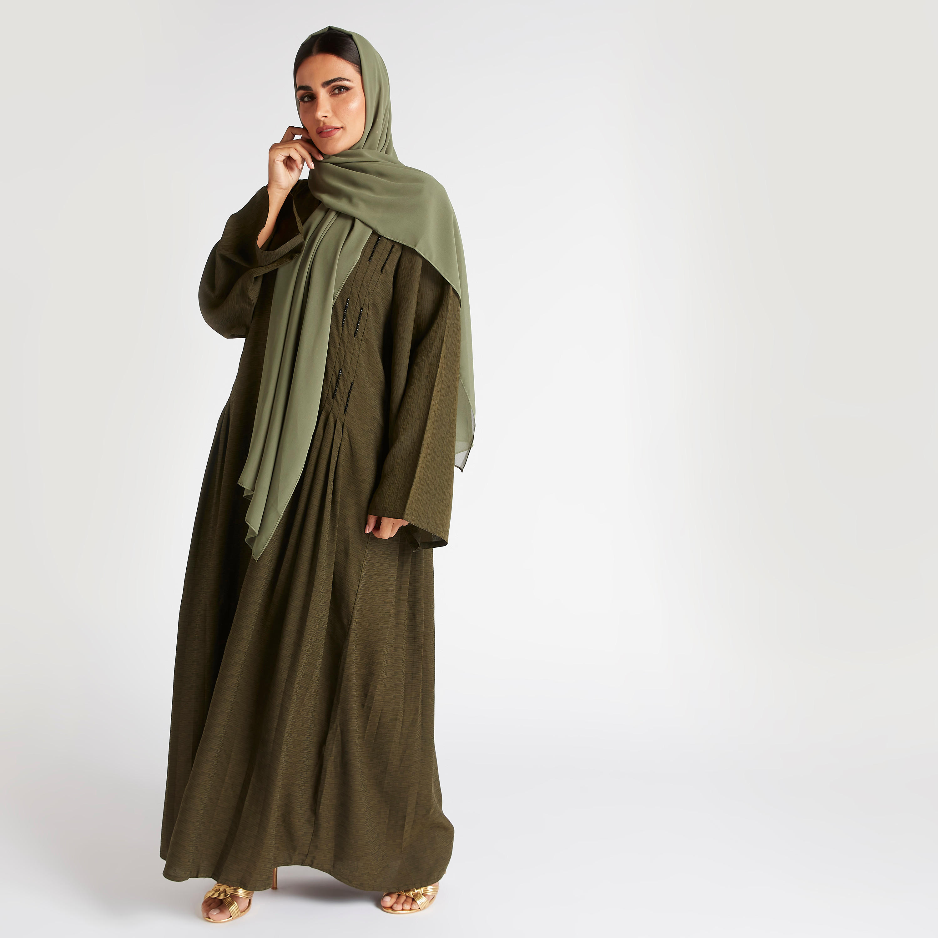 عباية مكشكشة بتزيّنات أمامية من عبايات-women-arabicclothing-abayas-image-1